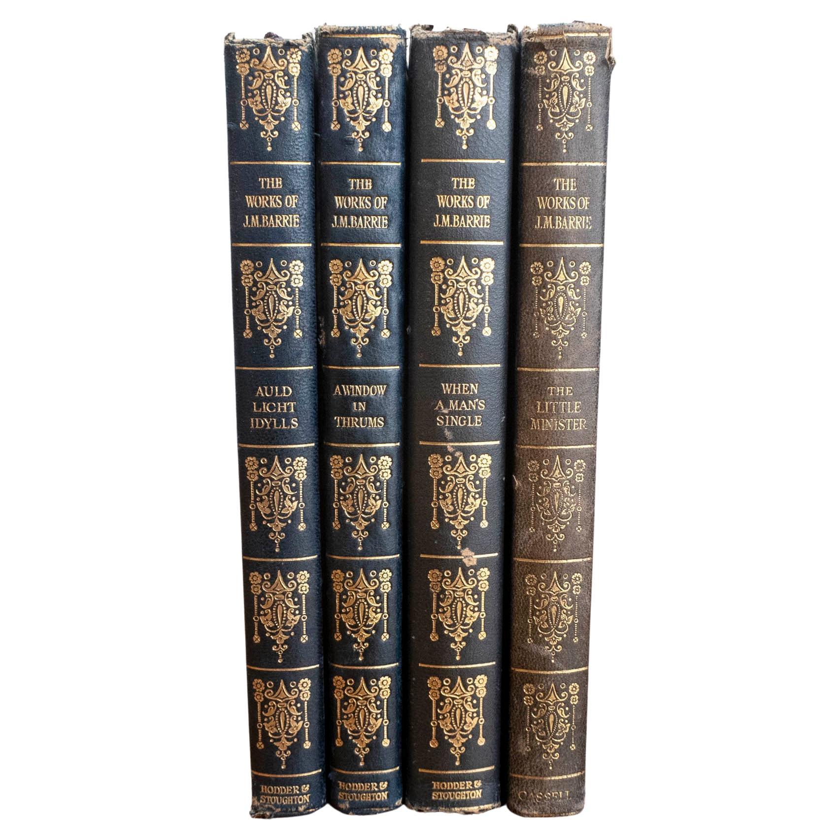 Ensemble de 4 livres reliés en cuir bleu. Les œuvres de J.M Barrie, vers 1924