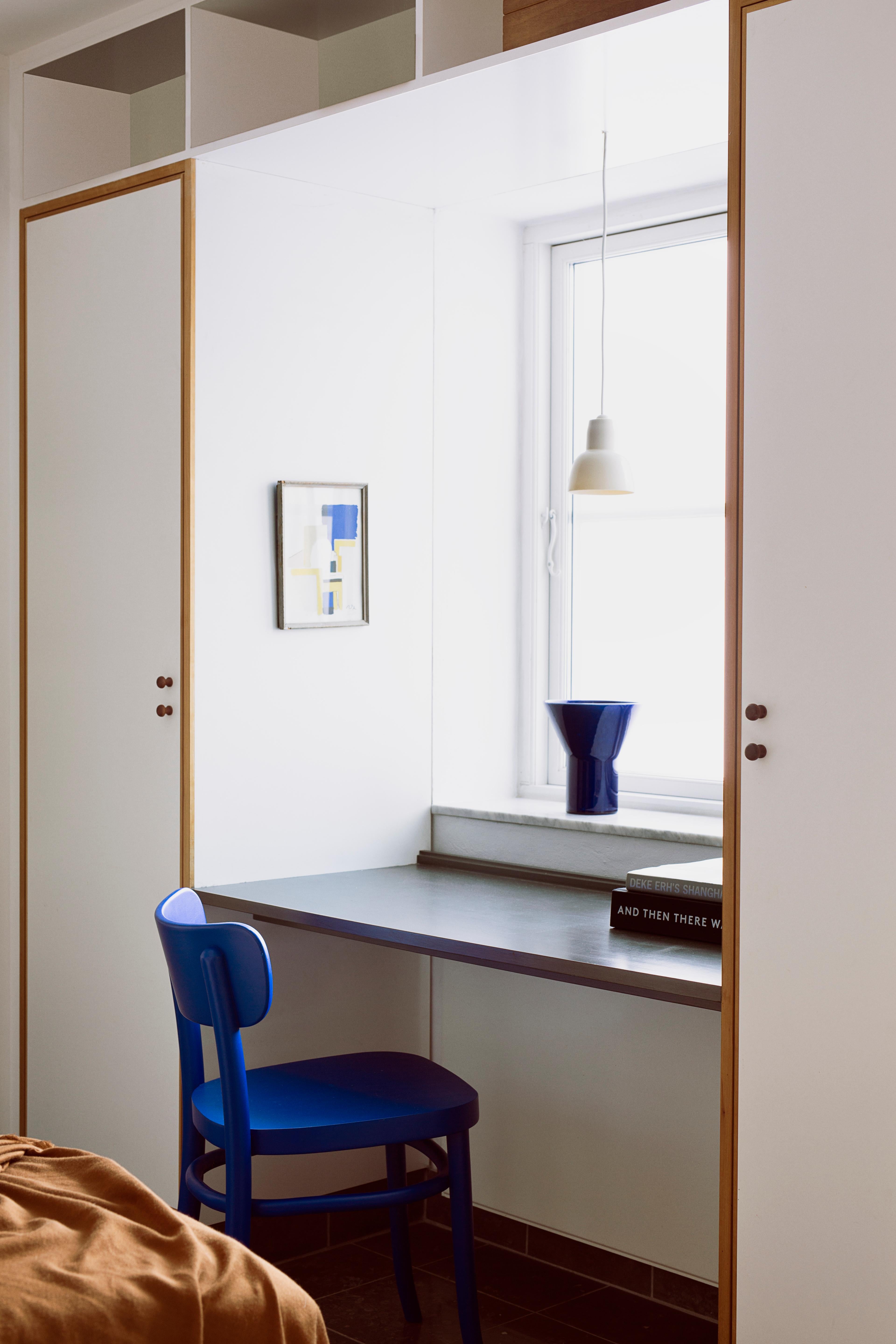 Danois Ensemble emblématique de 4 chaises de salle à manger MZO bleu royal en bois de hêtre par Mazo Design en vente