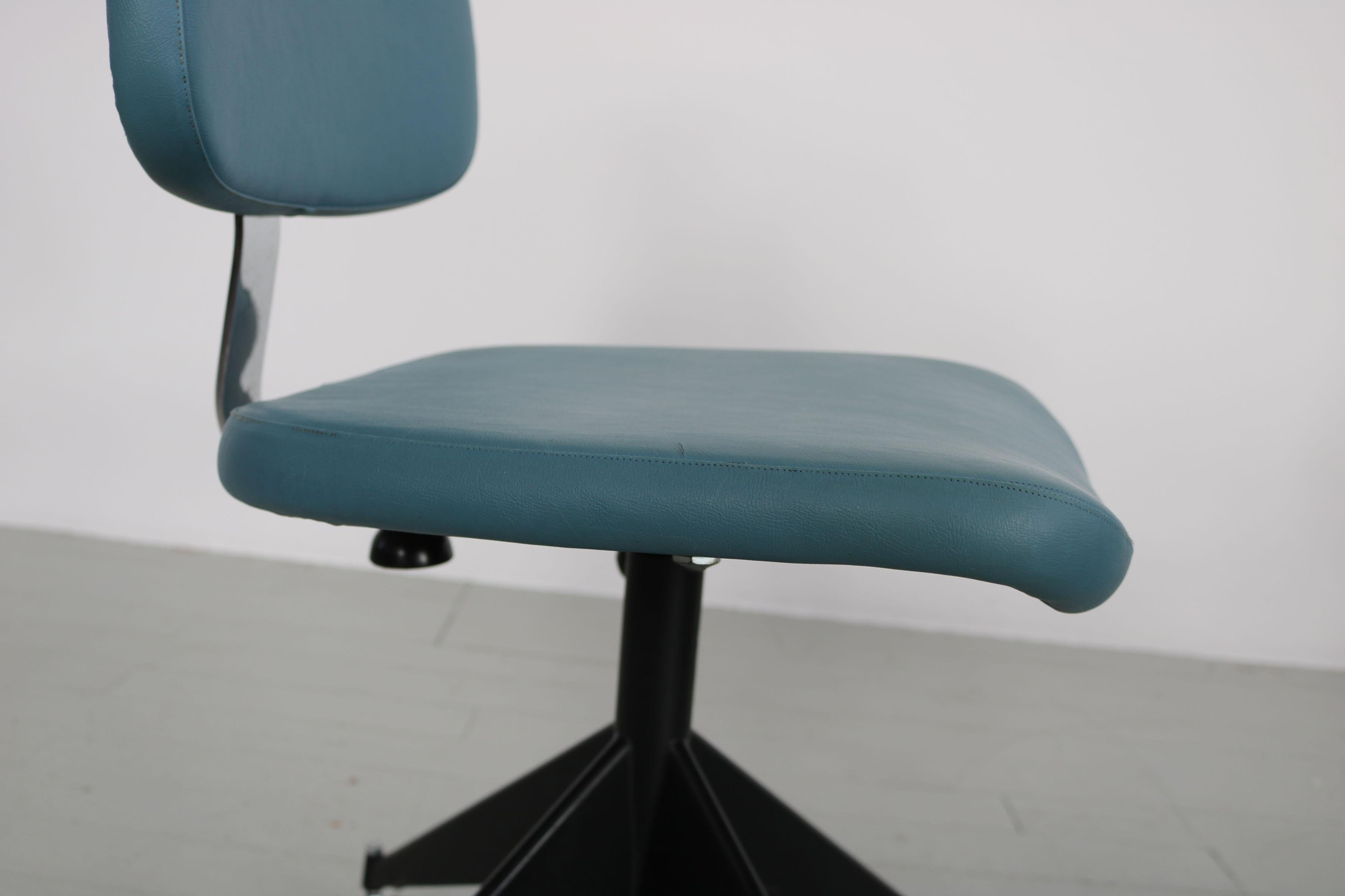 Satz von 4 blauen Velca Legnano-Bürostühlen aus der Mitte des Jahrhunderts im Angebot 9