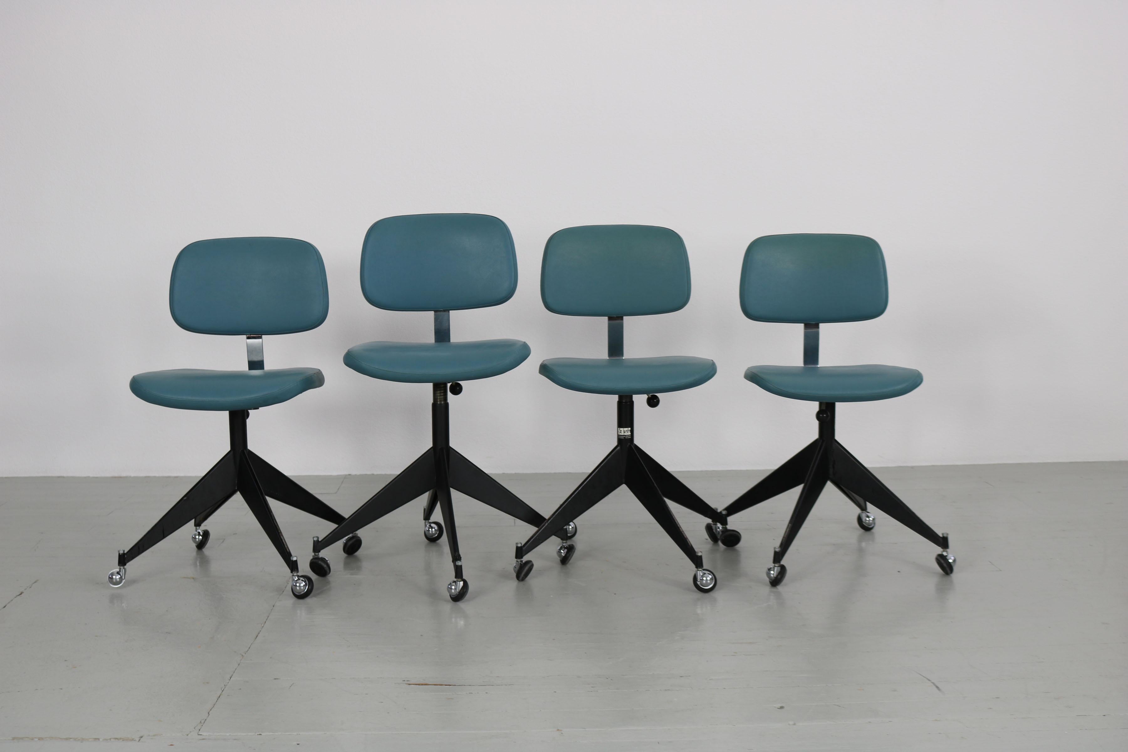 Ensemble de 4 chaises de bureau Velca Legnano bleues du milieu du siècle dernier en vente 11