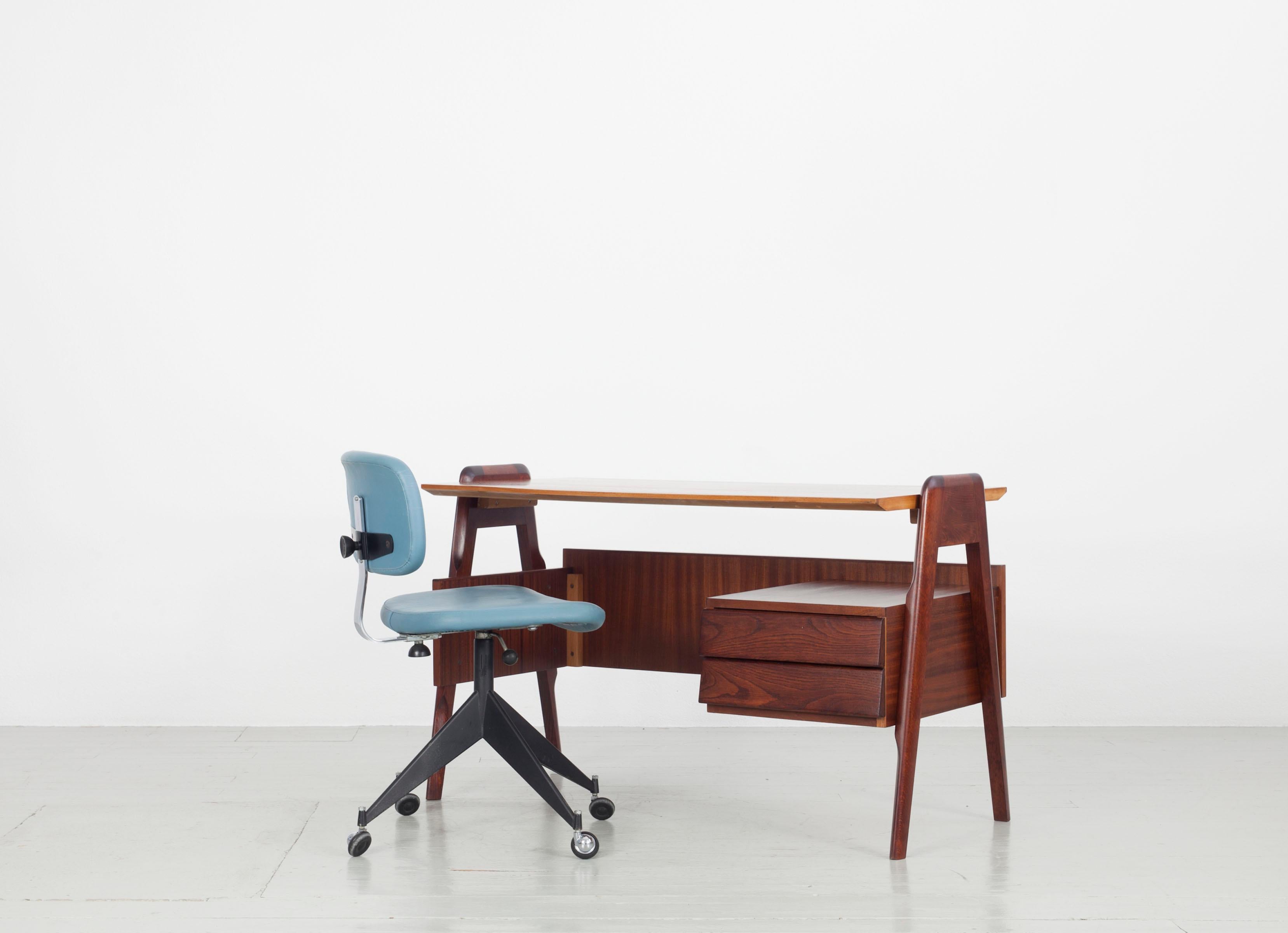 Dieses Set aus vier italienischen Bürostühlen aus den 1950er Jahren wurde von Velca Legnano (für Jules Wabbes) hergestellt. Auf dem schwarzen Stahlrahmen befindet sich ein Etikett der Firma Velca Legnano. Der Stuhl ist auch an anderen Stellen mit
