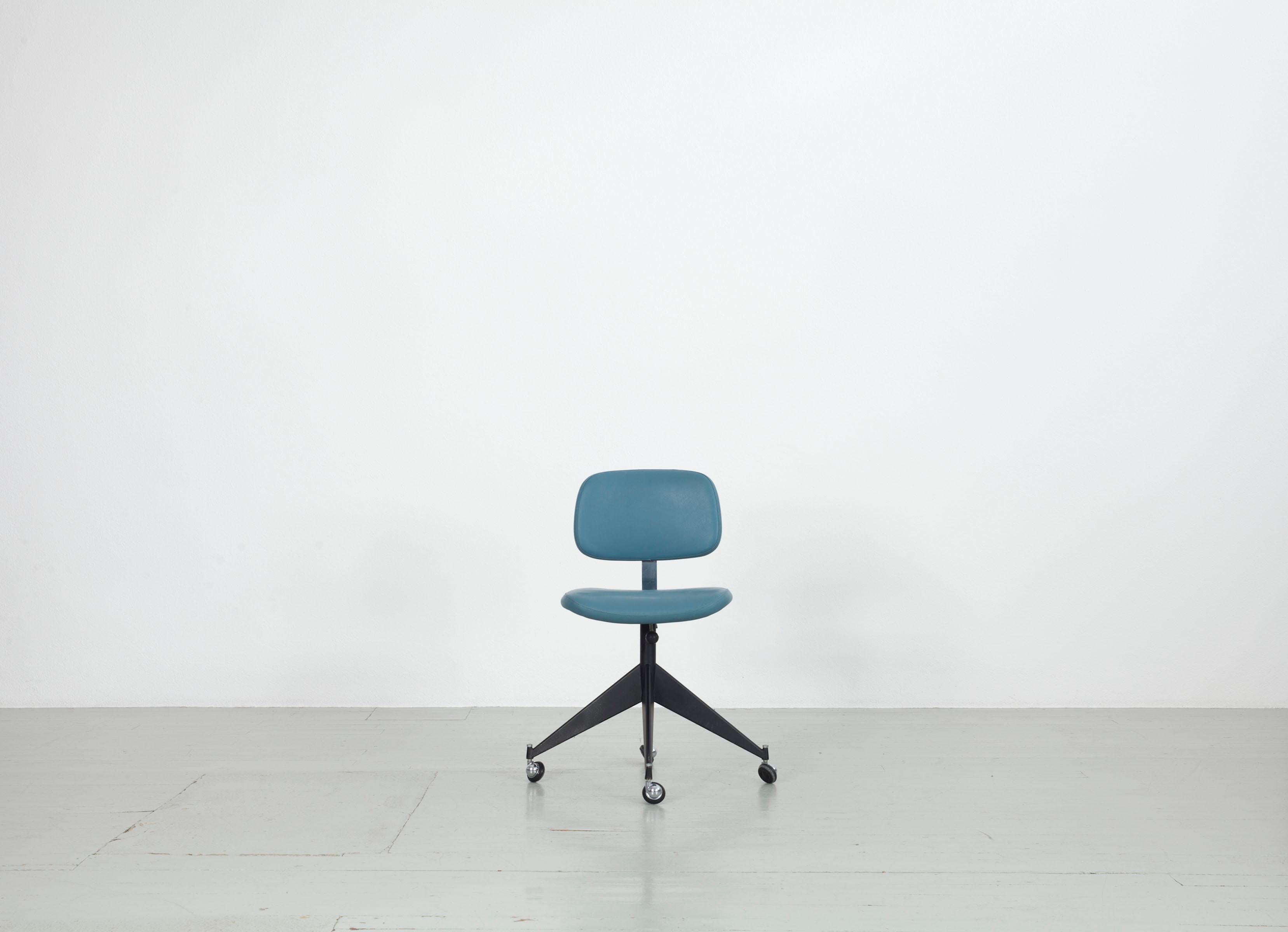 Satz von 4 blauen Velca Legnano-Bürostühlen aus der Mitte des Jahrhunderts (Moderne der Mitte des Jahrhunderts) im Angebot