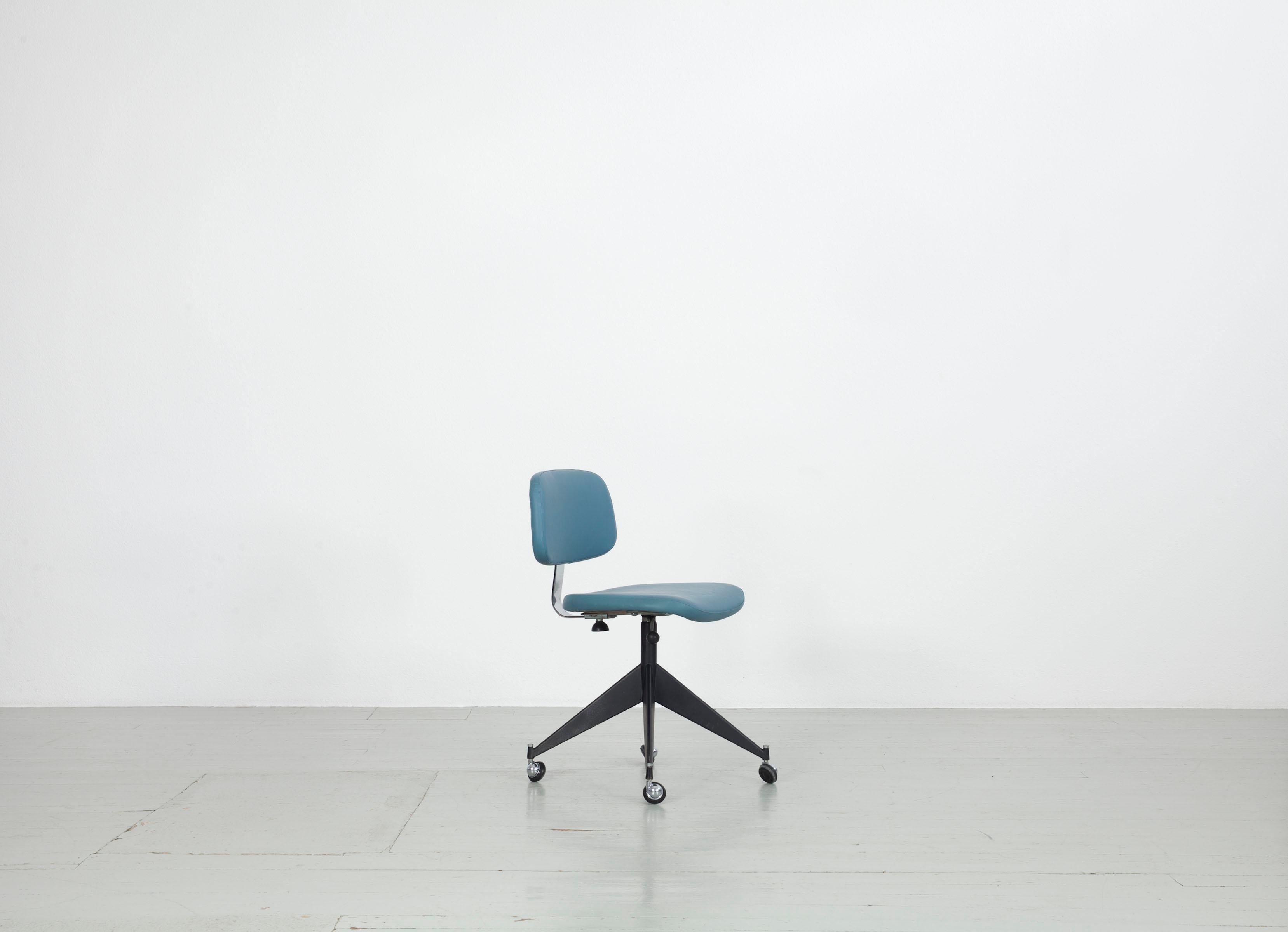 italien Ensemble de 4 chaises de bureau Velca Legnano bleues du milieu du siècle dernier en vente