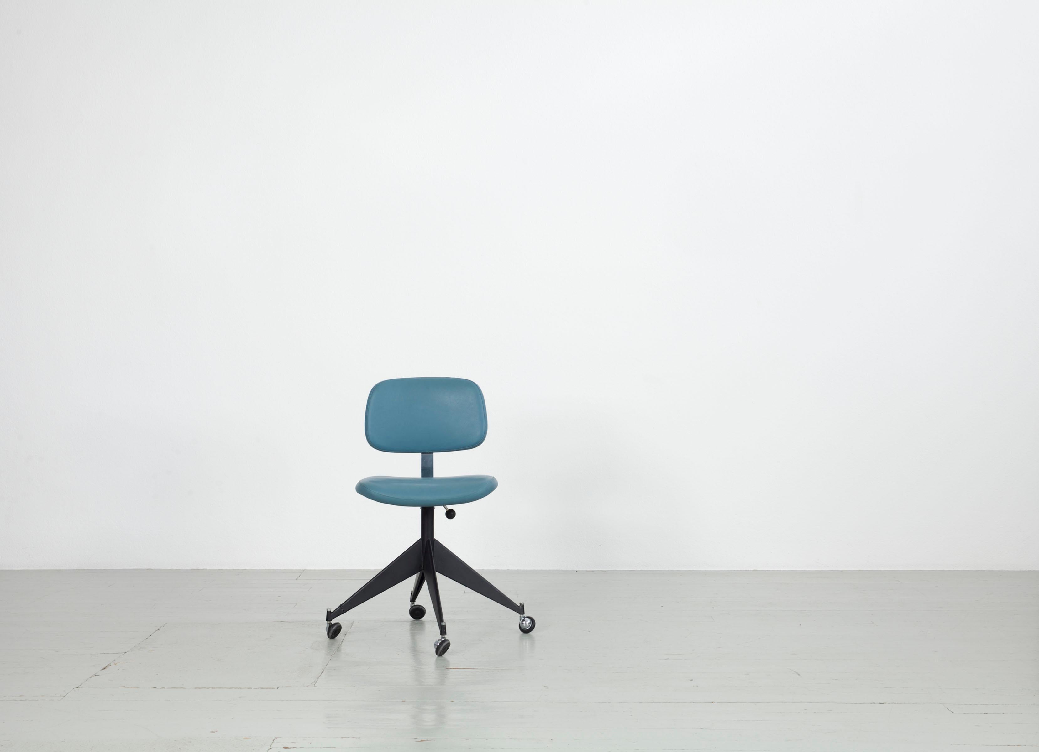 Satz von 4 blauen Velca Legnano-Bürostühlen aus der Mitte des Jahrhunderts im Zustand „Gut“ im Angebot in Wolfurt, AT