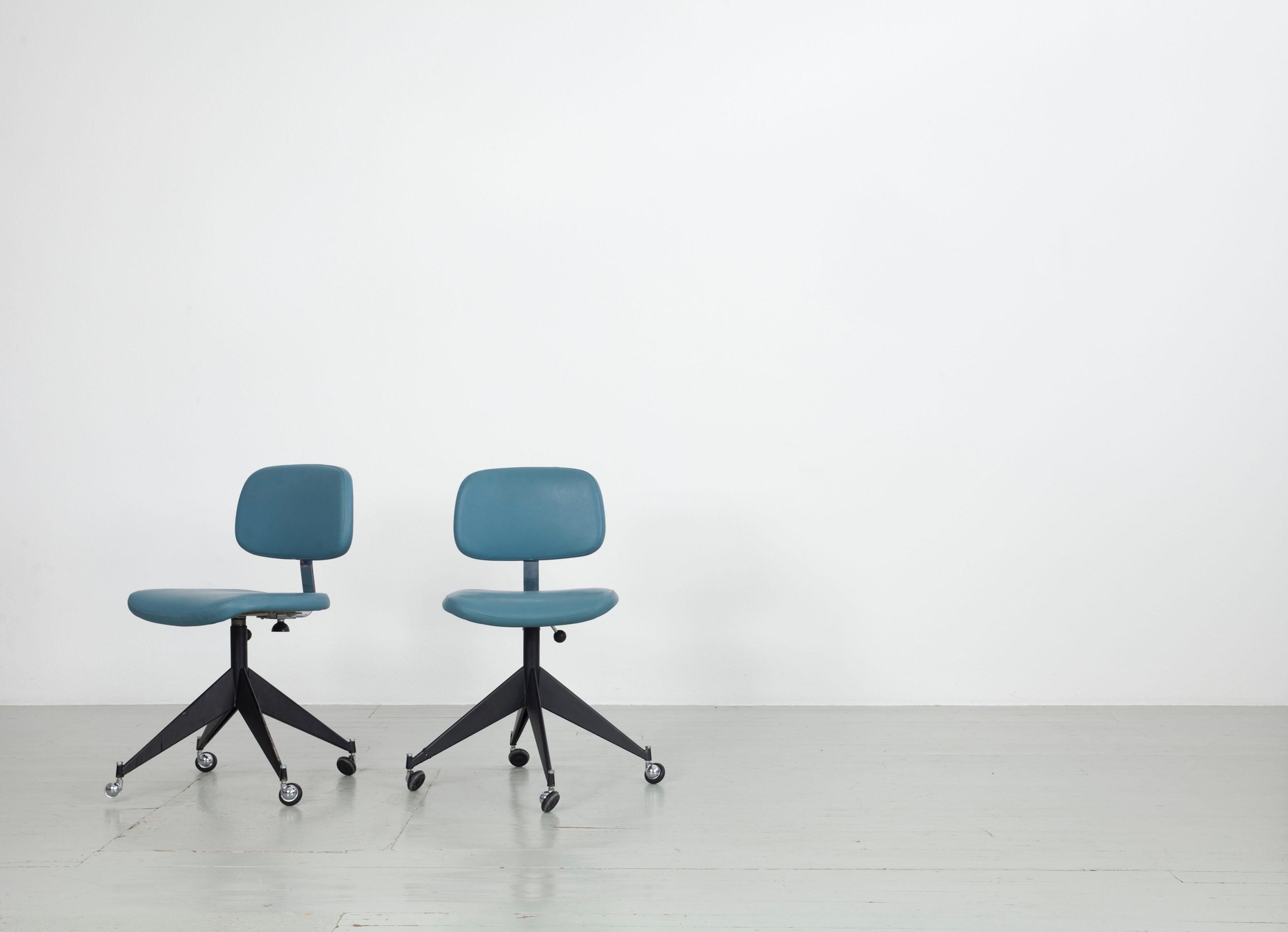 Milieu du XXe siècle Ensemble de 4 chaises de bureau Velca Legnano bleues du milieu du siècle dernier en vente