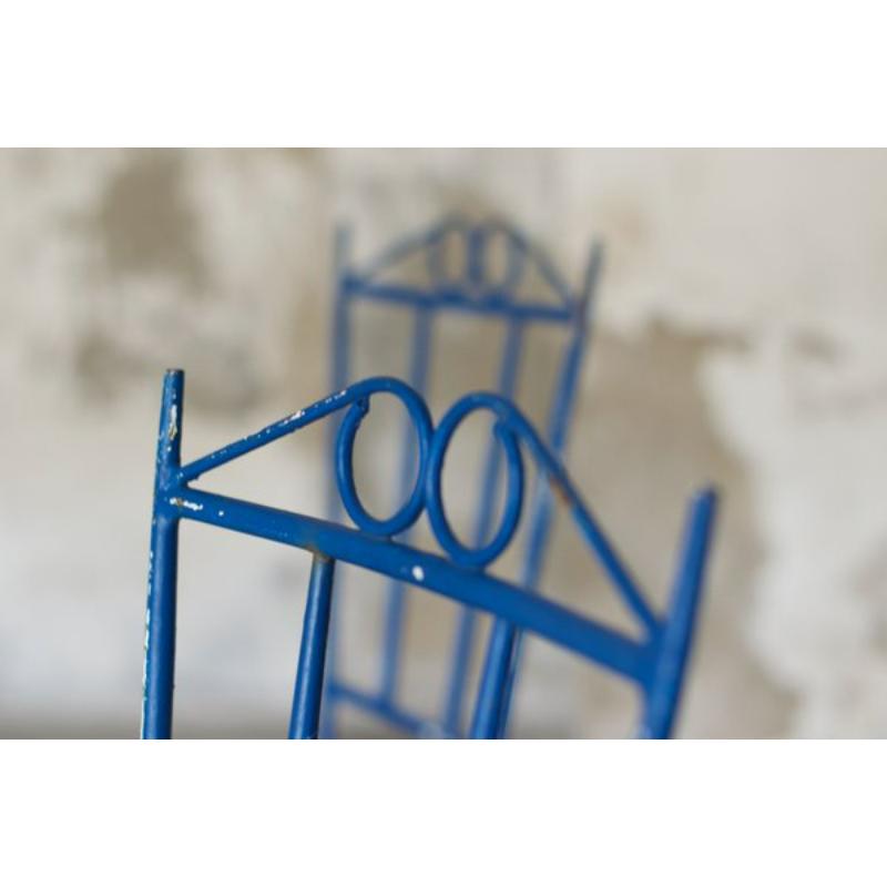 Ensemble de 4 chaises de jardin en fer forgé bleu, 1950

Vintage Design
Transformez votre espace extérieur en un havre de paix rétro avec ces chaises de jardin en fer forgé bleu des années 50, style Mathieu Matégot. Leur couleur distinctive et leur
