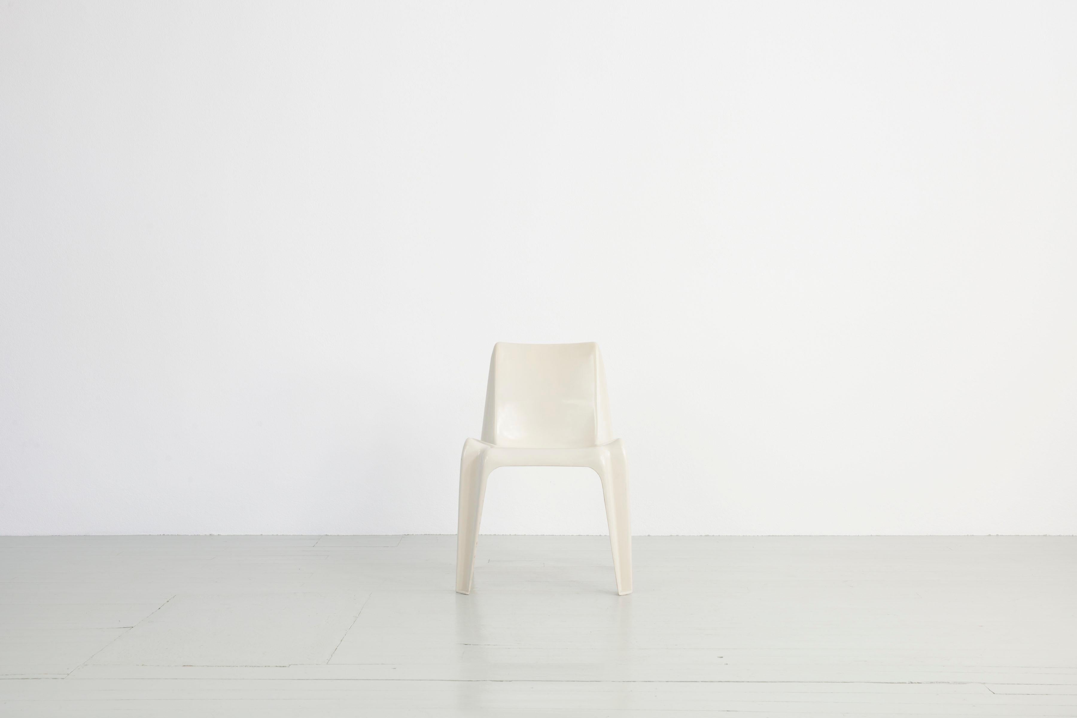 Dieser von Helmut Bätzner entworfene Bofinger-Stuhl (BA 1171) wurde in den 1960er Jahren von Bofinger in Deutschland hergestellt. Die Stühle sind die ersten Kunststoffstühle der Welt, die in einem Pressvorgang in Serie produziert werden. Sie sind