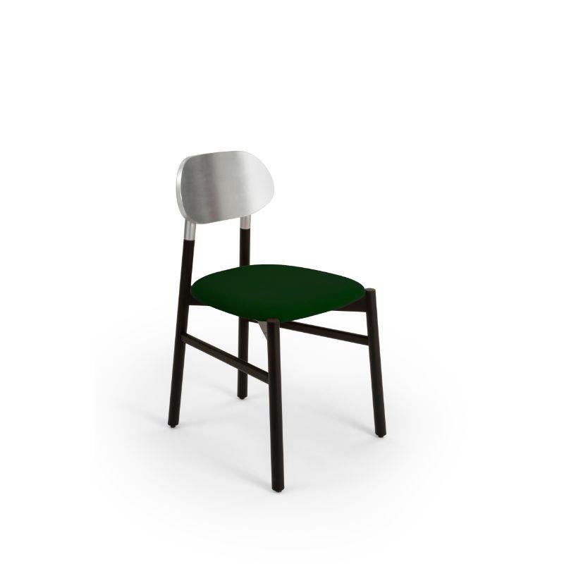 Juego de 4, silla tapizada Bokken, negro y plata, smeraldo de Colé Italia con Bellavista/Piccini
Dimensiones: A 81,7 P 49 An 53,5 cm
Materiales: Estructura de madera maciza de haya, Respaldo de pan de oro o de plata, Asiento acolchado - Cat C: