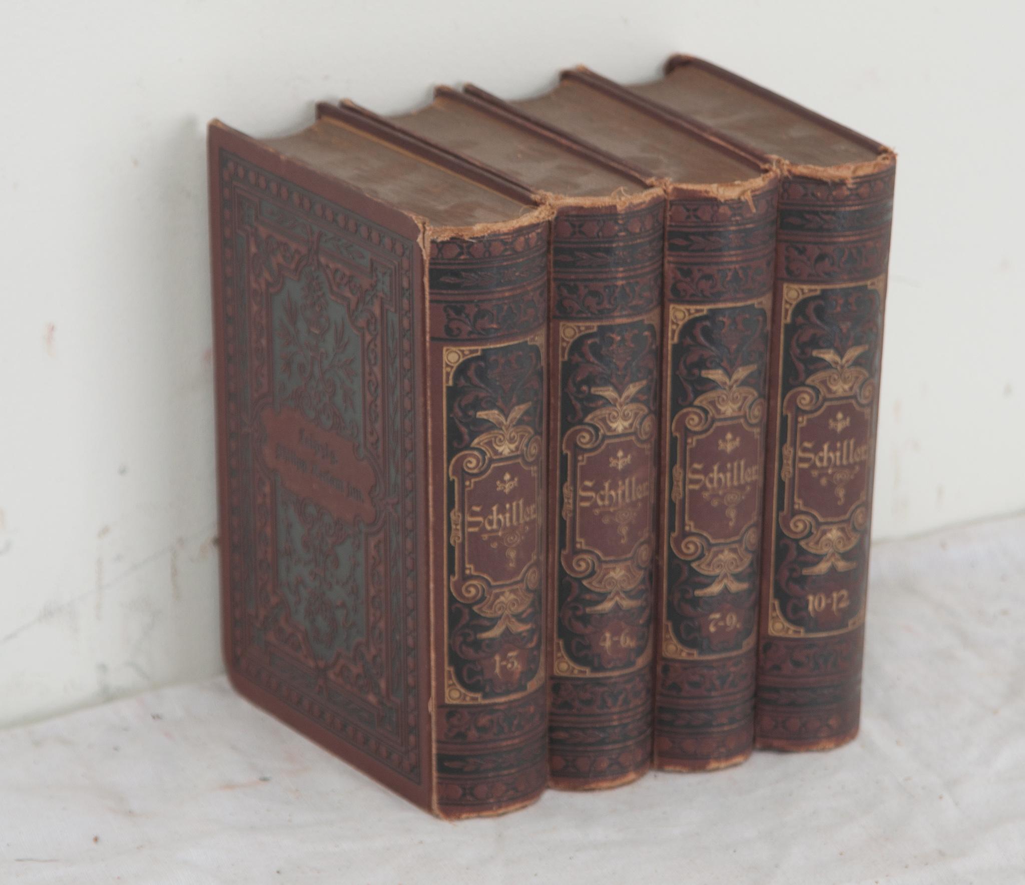 Une collection de quatre volumes de poésie du dramaturge et poète allemand Friedrich Schiller. Relié en cuir avec des lettres dorées, cet ensemble comprend des œuvres trouvées par les fils de Schiller après sa mort et qui ne sont donc pas incluses
