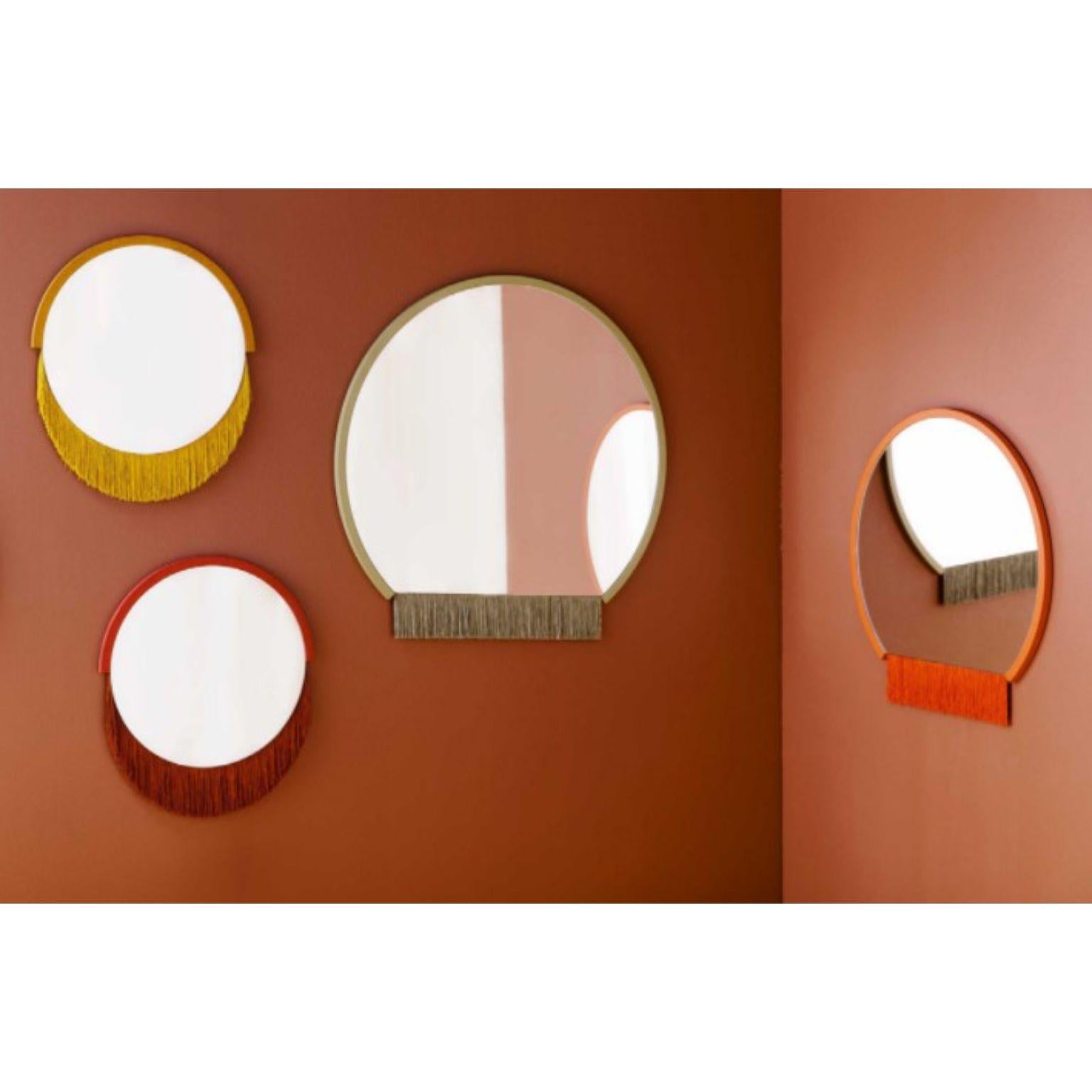 Ensemble de 4 miroirs muraux Boudoir de Tero Kuitunen.
Petits (2), moyens et grands miroirs.
MATERIAL : miroir en verre, panneau mdf, franges textiles.
Dimensions : D68 x W68 x H1.6, D53 x W53 x H1.6 cm, D38 x W38 x H1.6 cm
Egalement disponible :