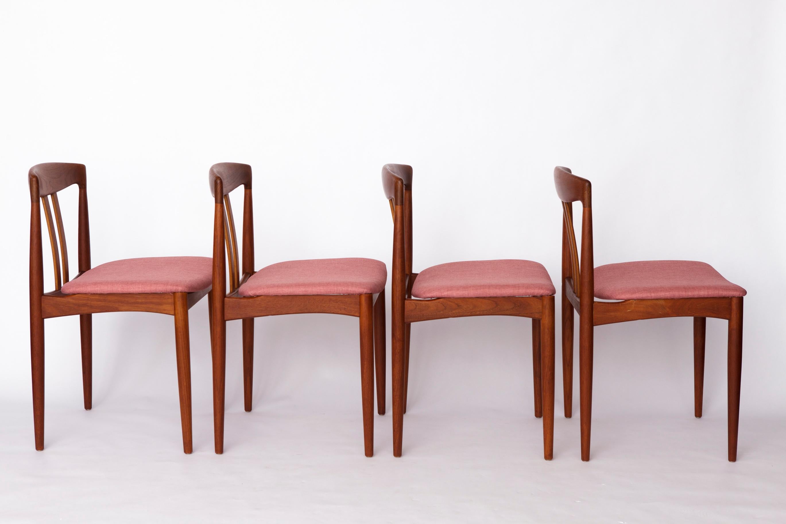 Set of 4 Bramin Teak Dining Chairs – Denmark 1960s – Pink Upholstery – Mid-Centu For Sale 4