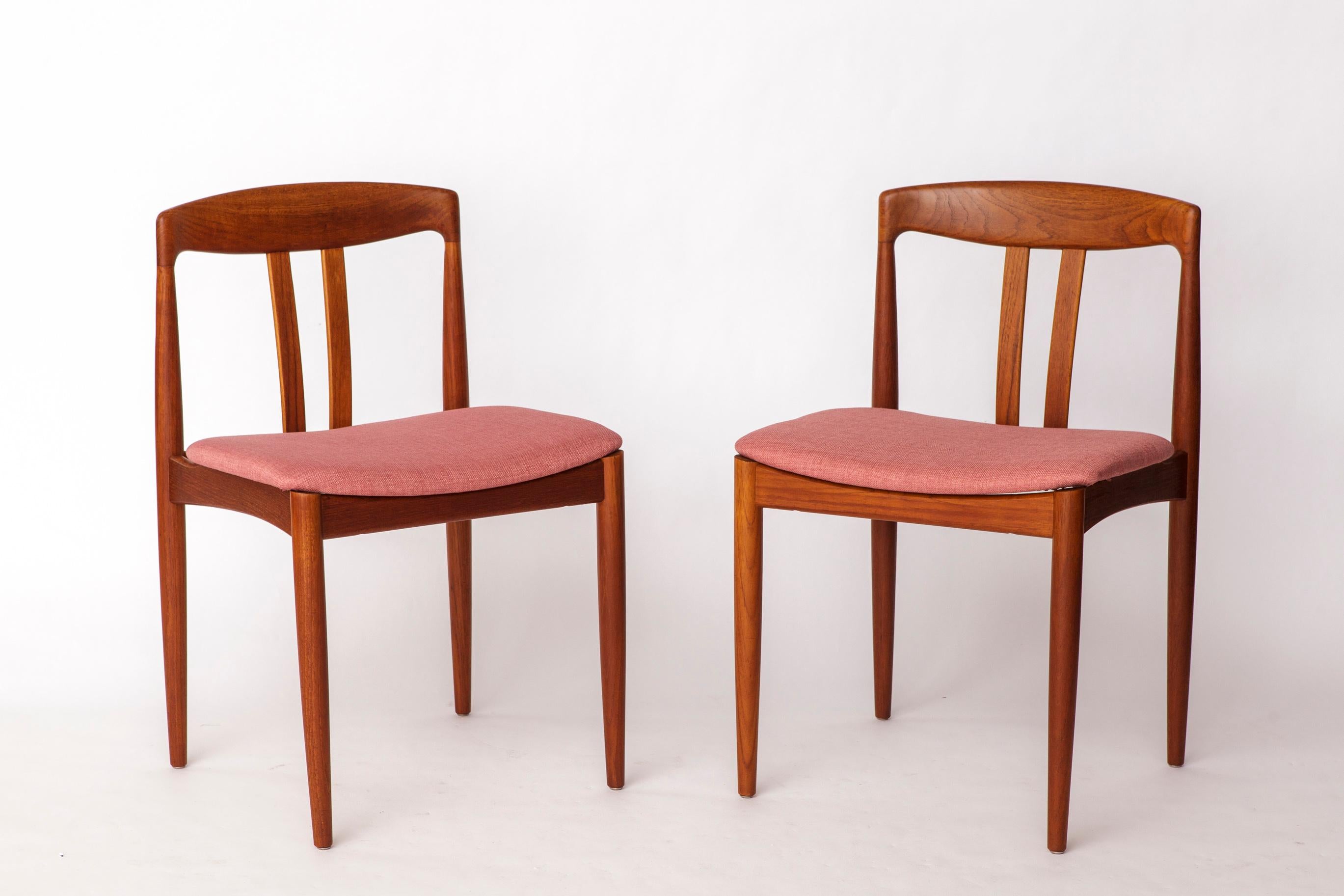Mid-Century Modern Set of 4 Bramin Teak Dining Chairs – Denmark 1960s – Pink Upholstery – Mid-Centu For Sale