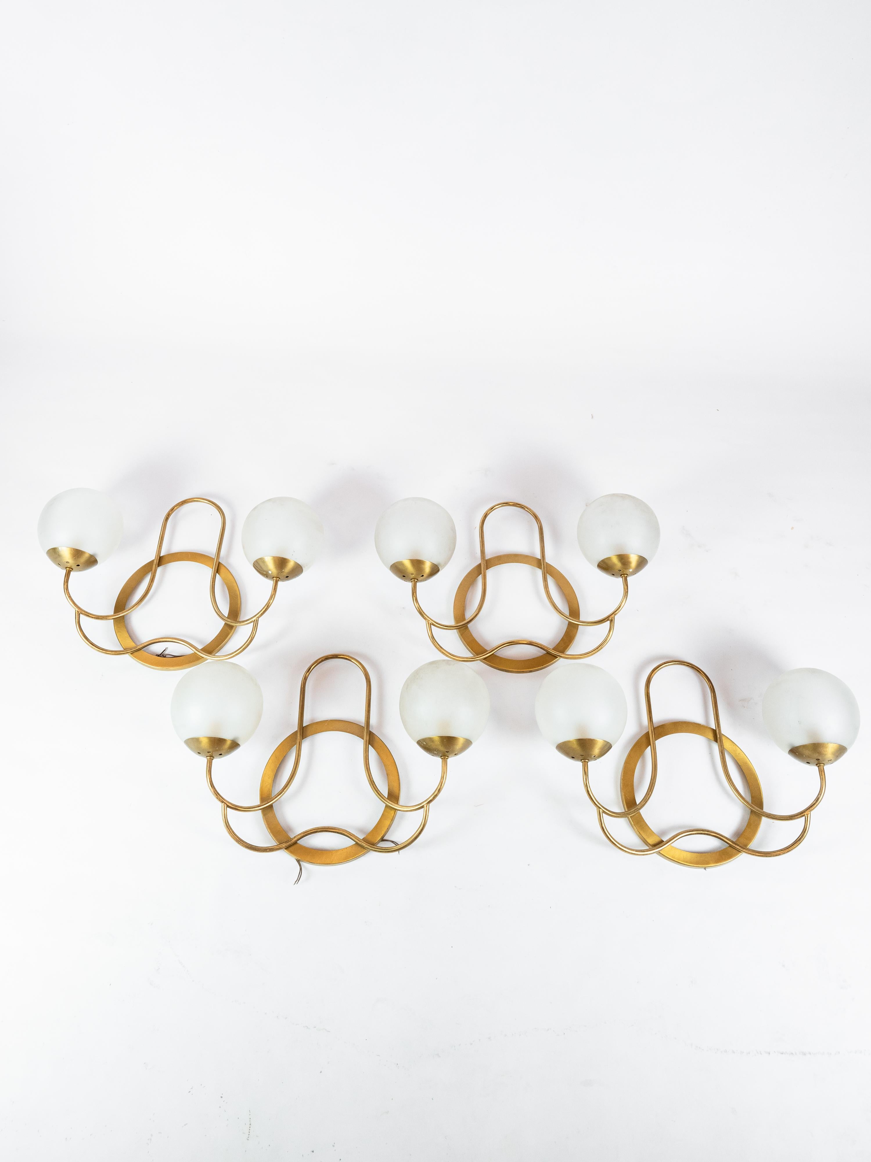 Ensemble de 4 appliques en laiton et verre dépoli circa 1970 en vente 4