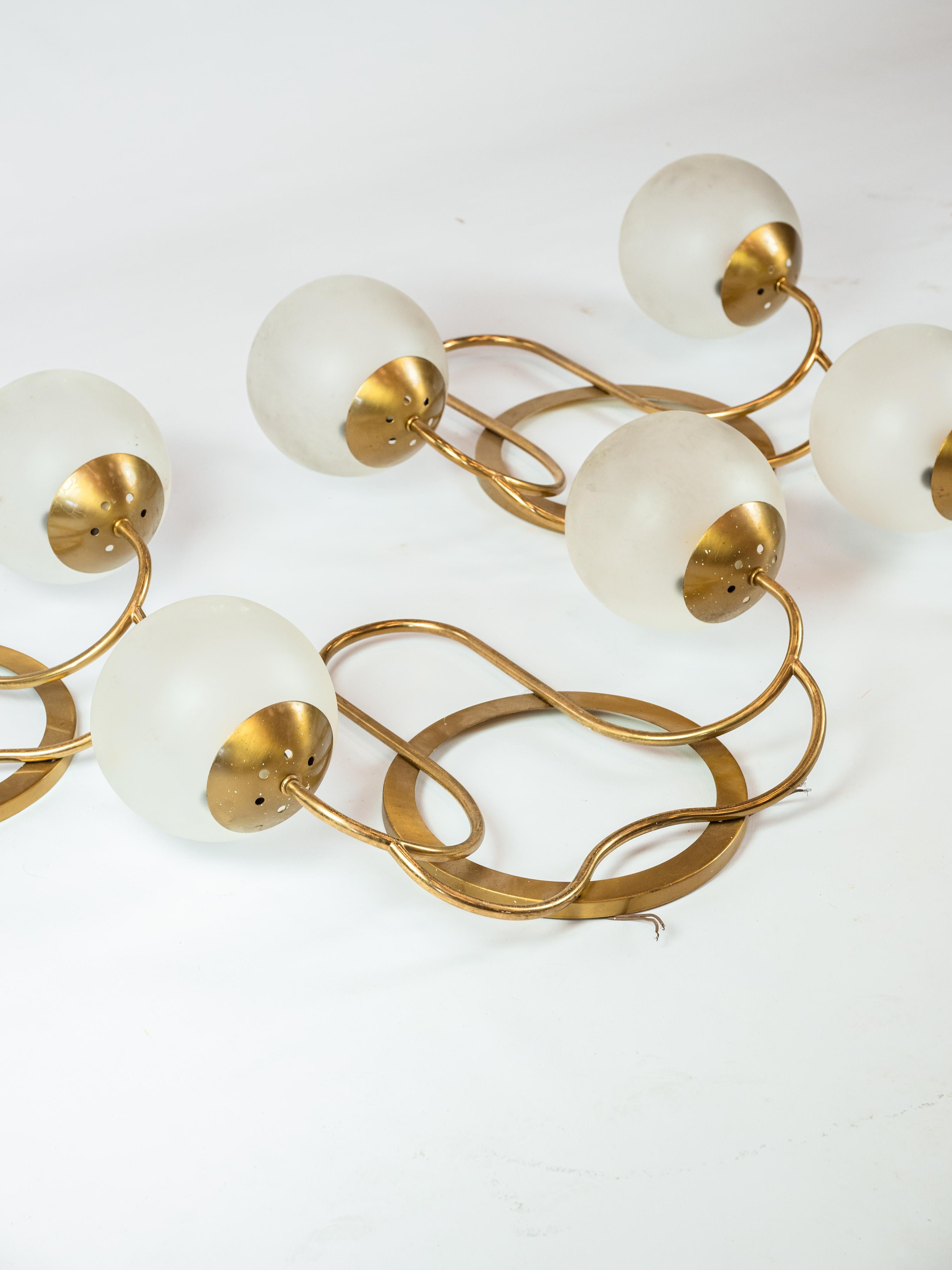 Ensemble de 4 appliques en laiton et verre dépoli circa 1970 en vente 5