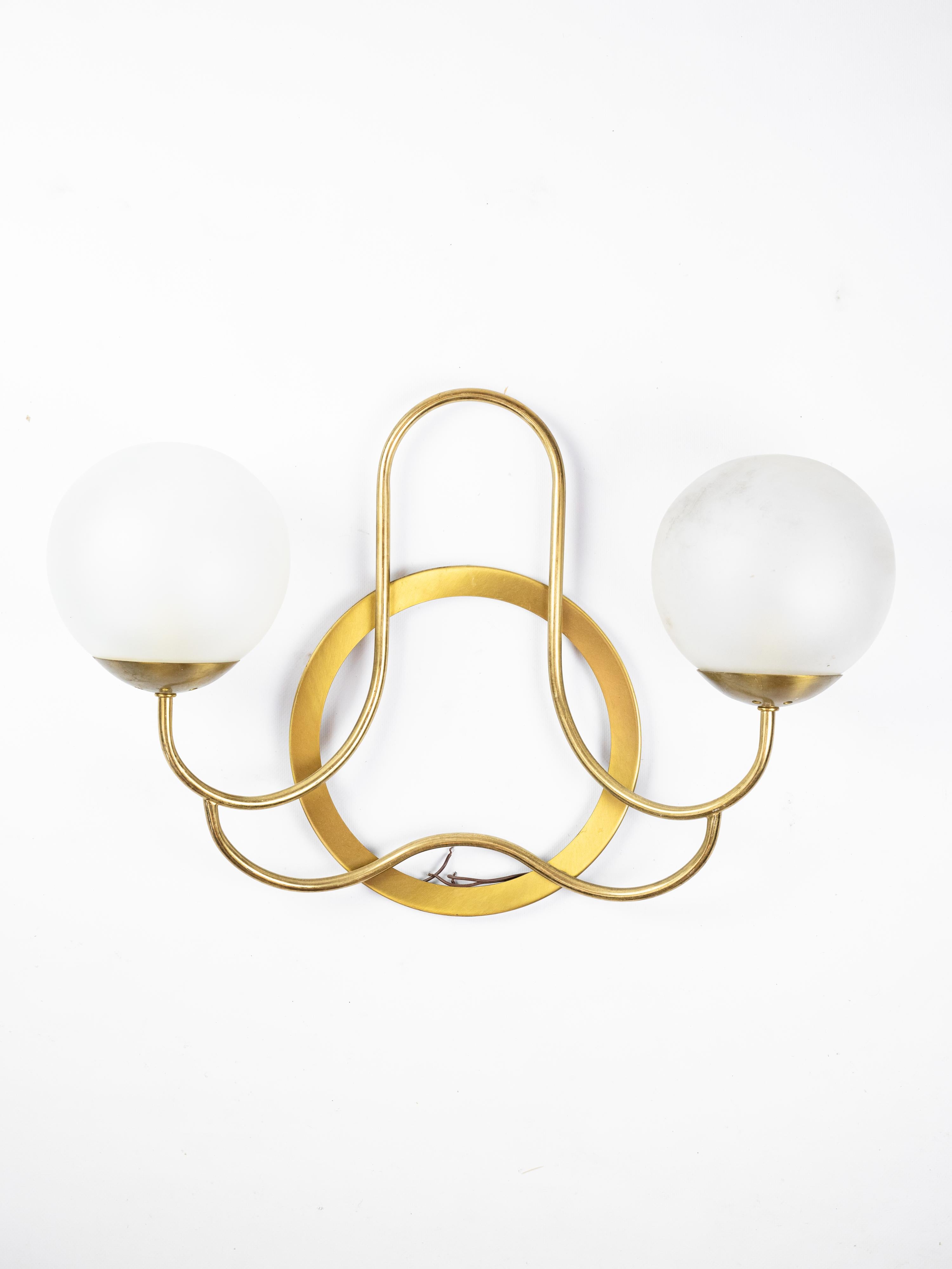 Mid-Century Modern Ensemble de 4 appliques en laiton et verre dépoli circa 1970 en vente