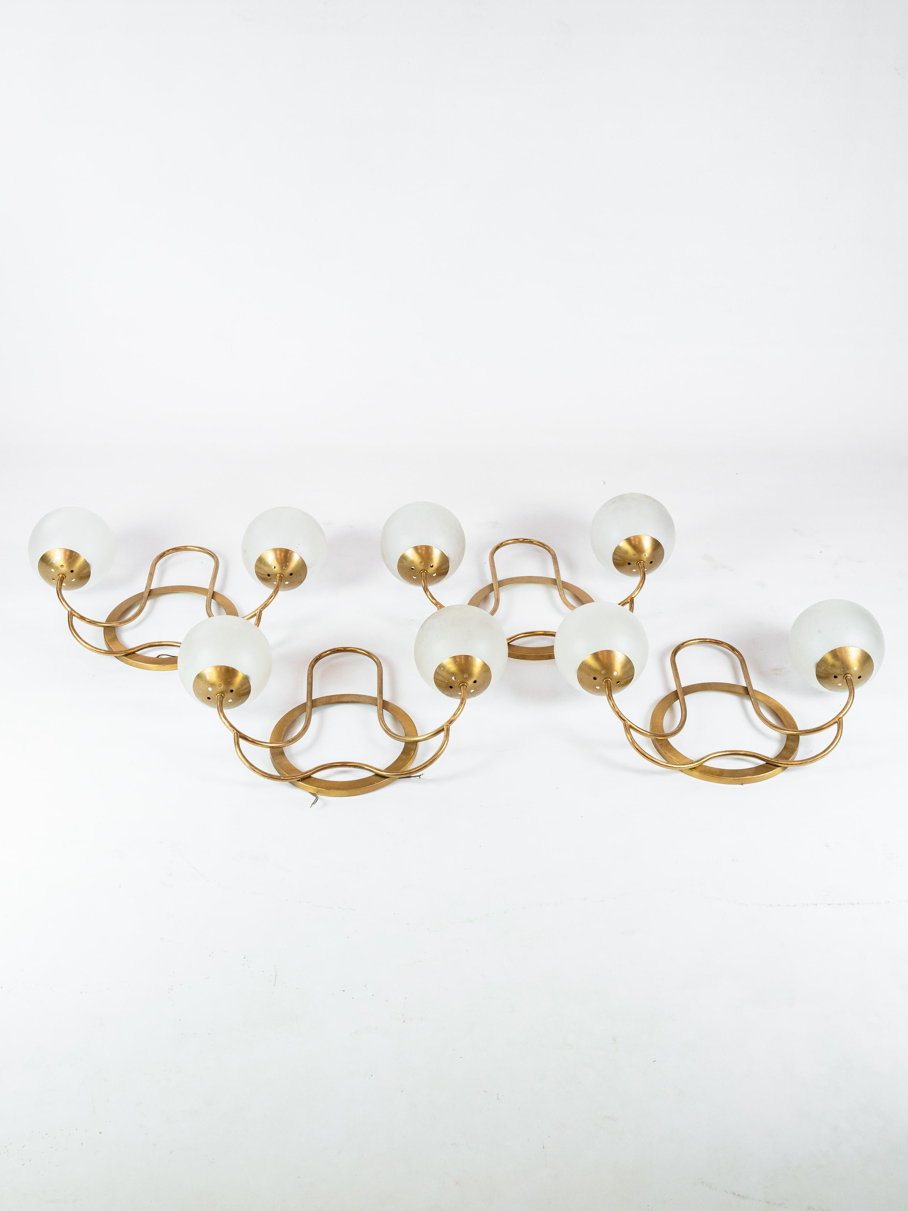 Ensemble de 4 appliques en laiton et verre dépoli circa 1970 en vente 2