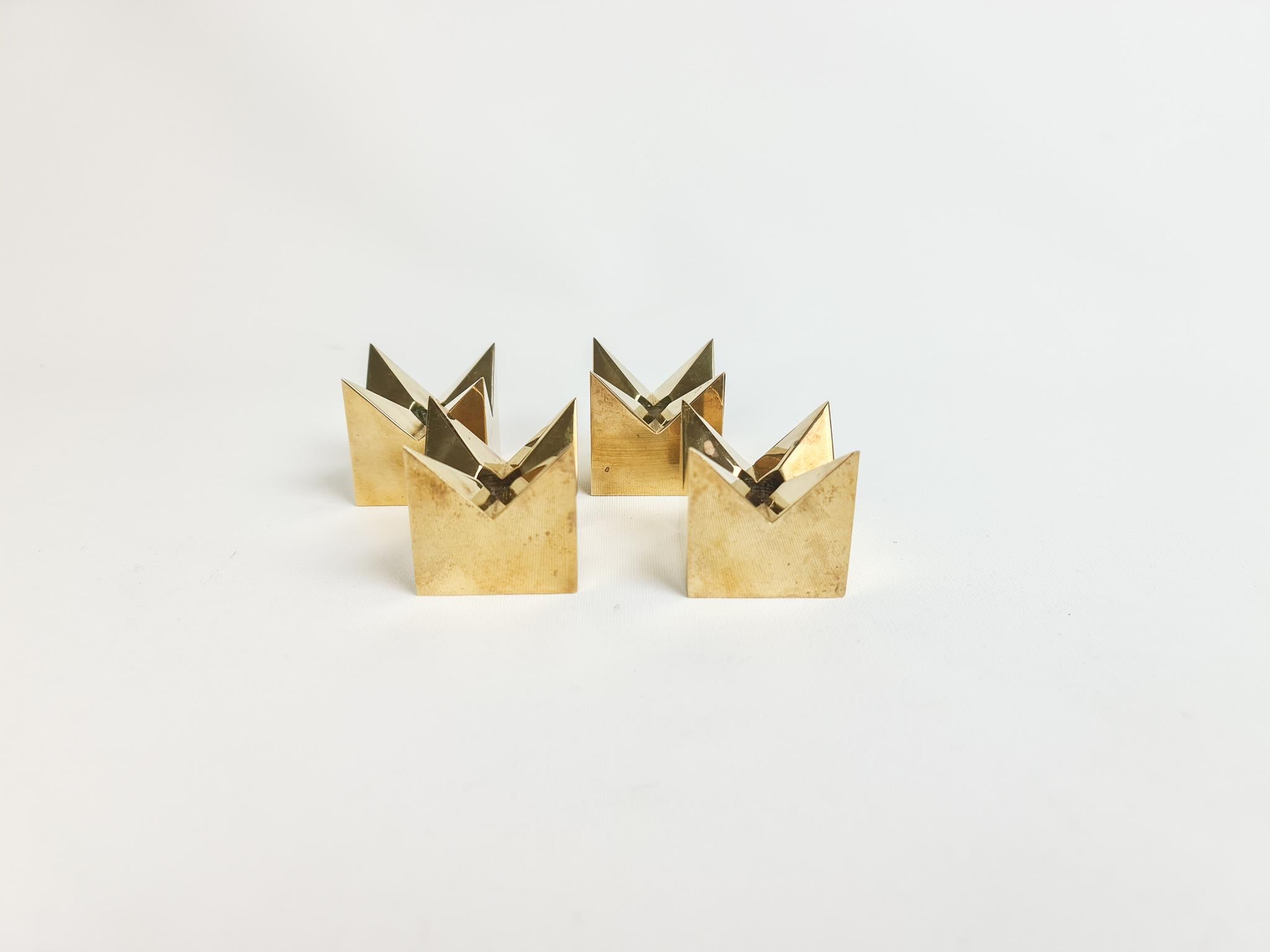 Wonderful sculptured brass candleholders made out of brass. These ones were manufactured in Sweden at Skultuna and designed by Pierre Forssell.

Good vintage condition with some wear scratches


Measures: H 4 cm, D 4 cm, W 4 cm.