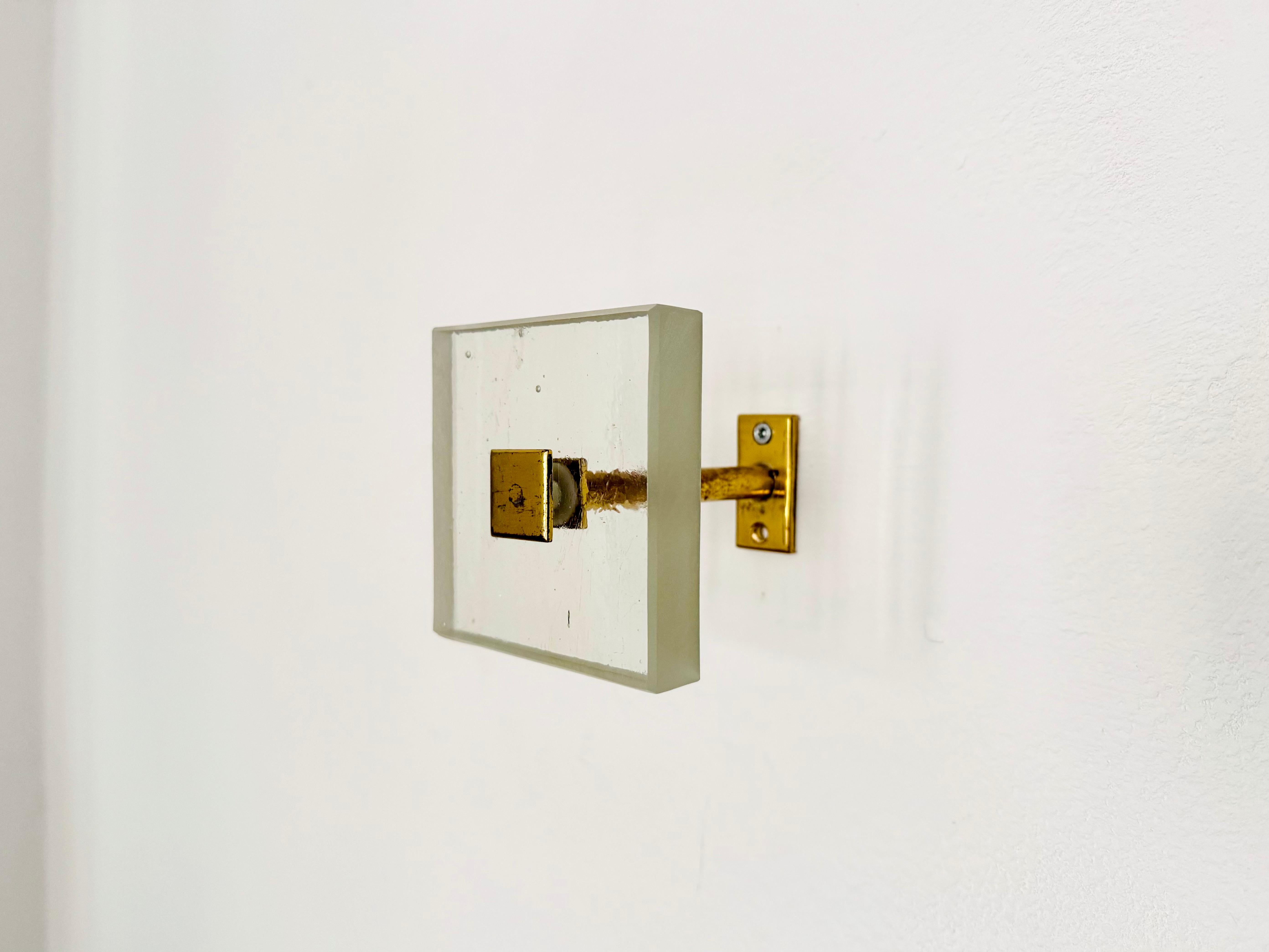 Bellissimi e rarissimi appendiabiti degli anni '50.
Splendida lavorazione di alta qualità e design speciale con il vetro.

Il prezzo si riferisce a 4 ganci.

Condizioni:

Condizioni vintage molto buone con lievi segni di usura dovuti