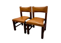 Ensemble de 4 chaises brésiliennes des années 60 en cuir et en bois.