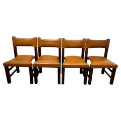 Ensemble de 4 chaises brésiliennes des années 60 en cuir et en bois.