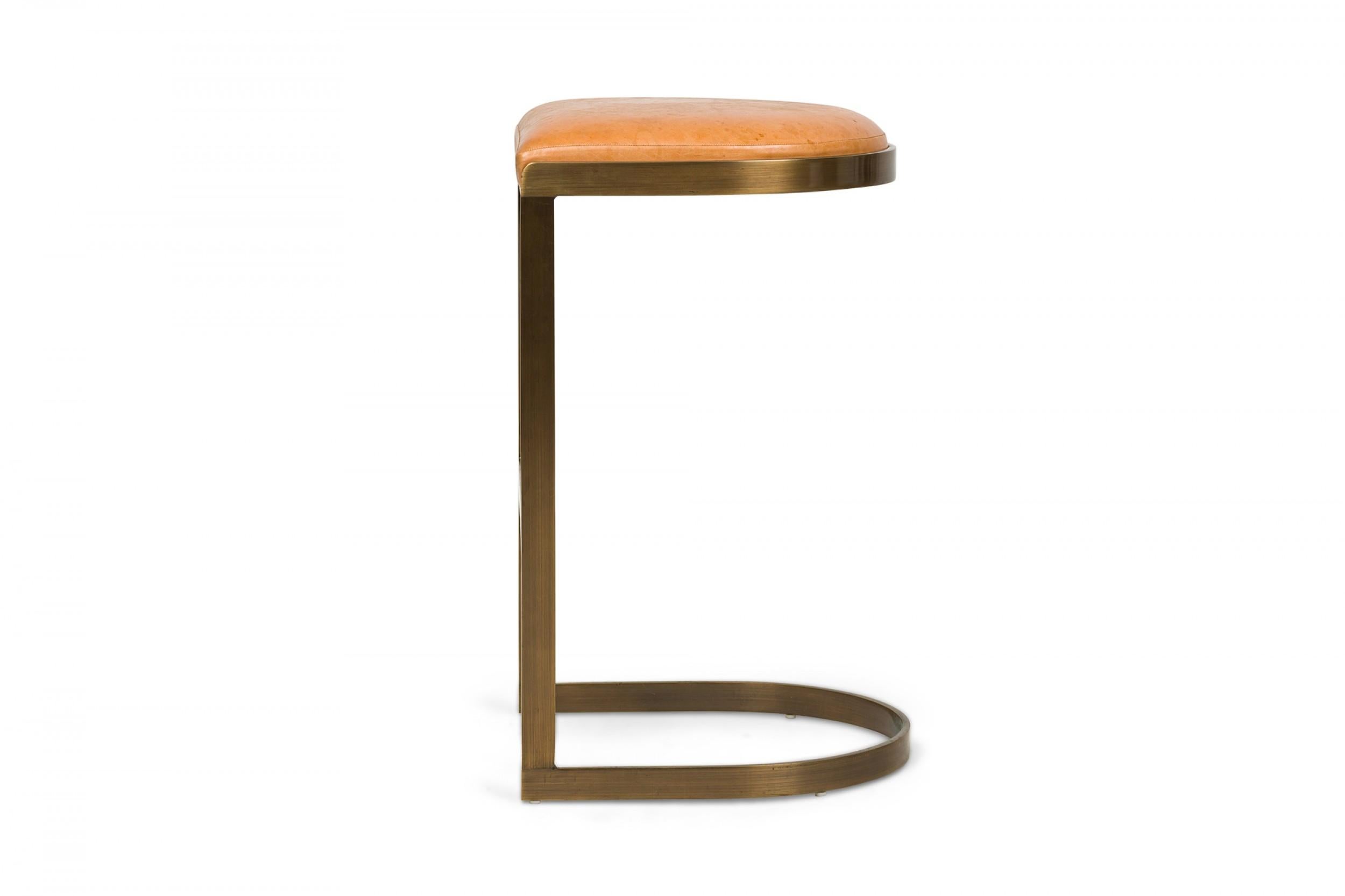 Ensemble de 4 tabourets de bar cantilever Brenton en laiton et bois brun clair tapissés de fer à cheval en vente 2