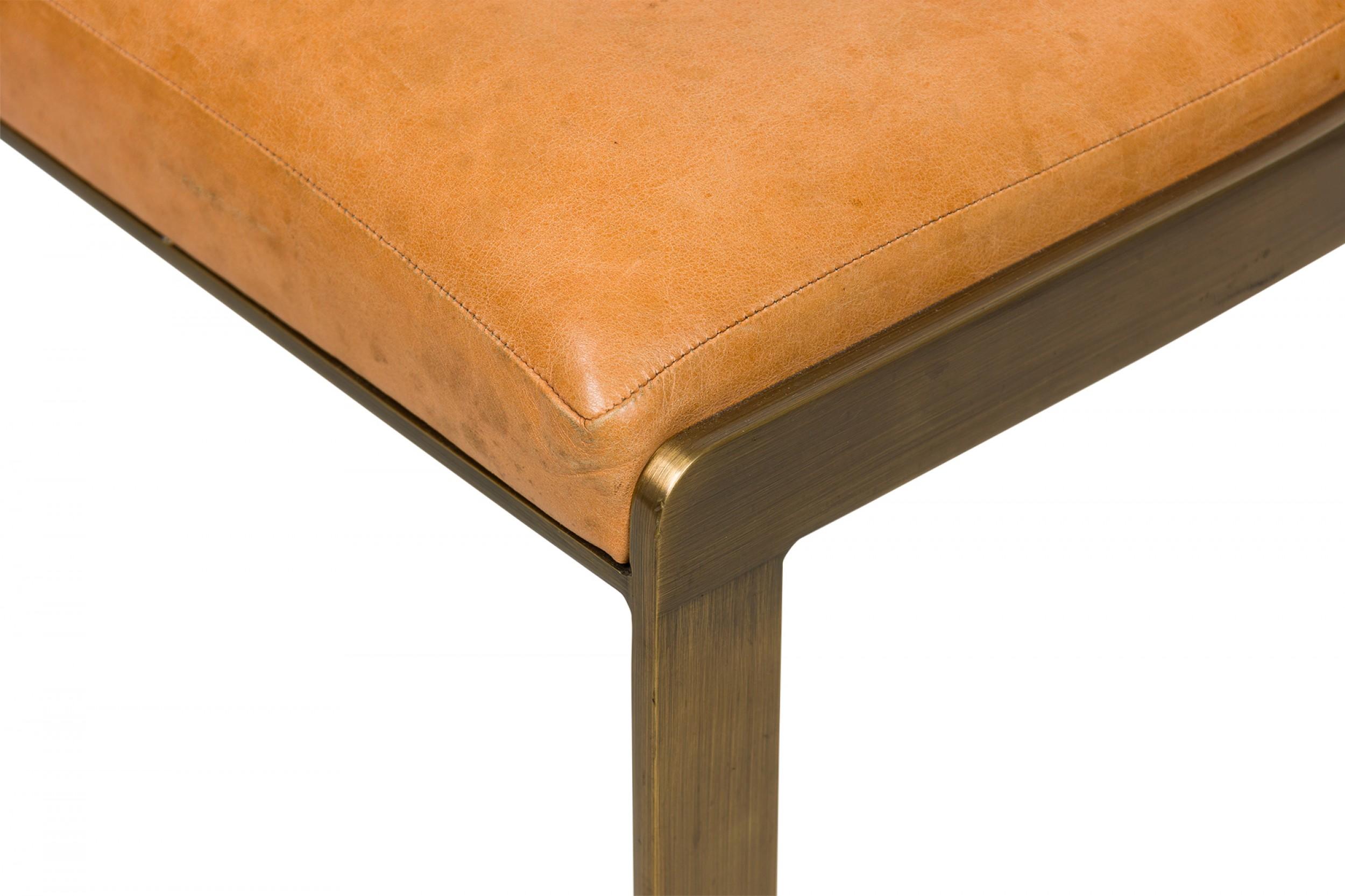 Mid-Century Modern Ensemble de 4 tabourets de bar cantilever Brenton en laiton et bois brun clair tapissés de fer à cheval en vente
