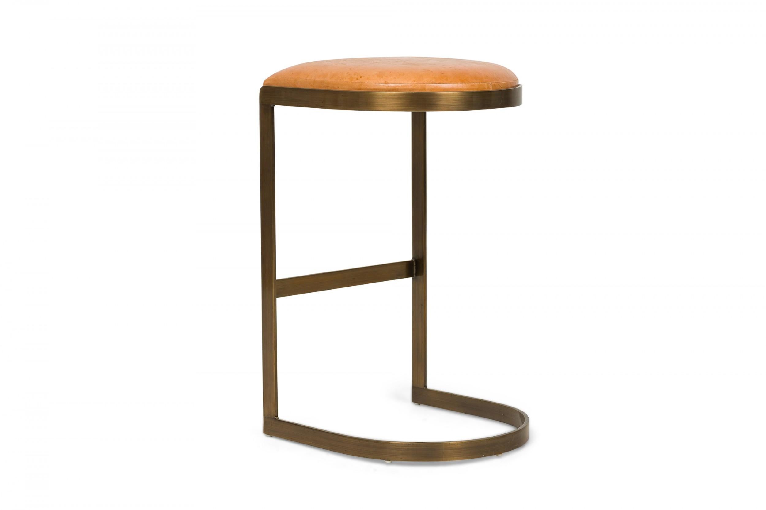 Américain Ensemble de 4 tabourets de bar cantilever Brenton en laiton et bois brun clair tapissés de fer à cheval en vente