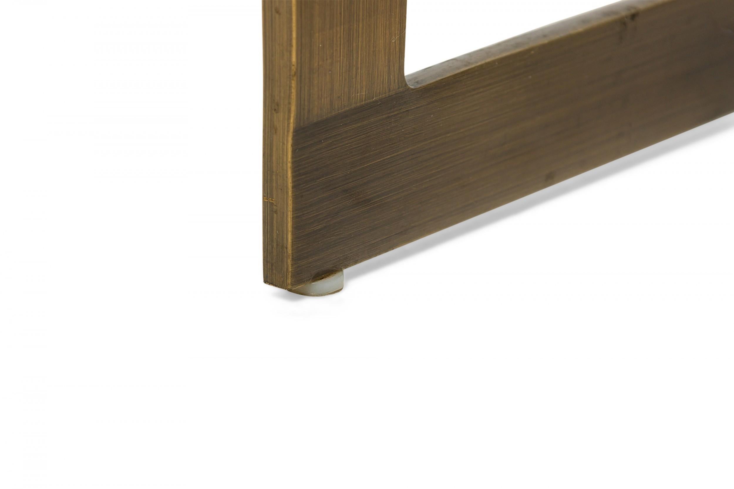Fait main Ensemble de 4 tabourets de bar cantilever Brenton en laiton et bois brun clair tapissés de fer à cheval en vente