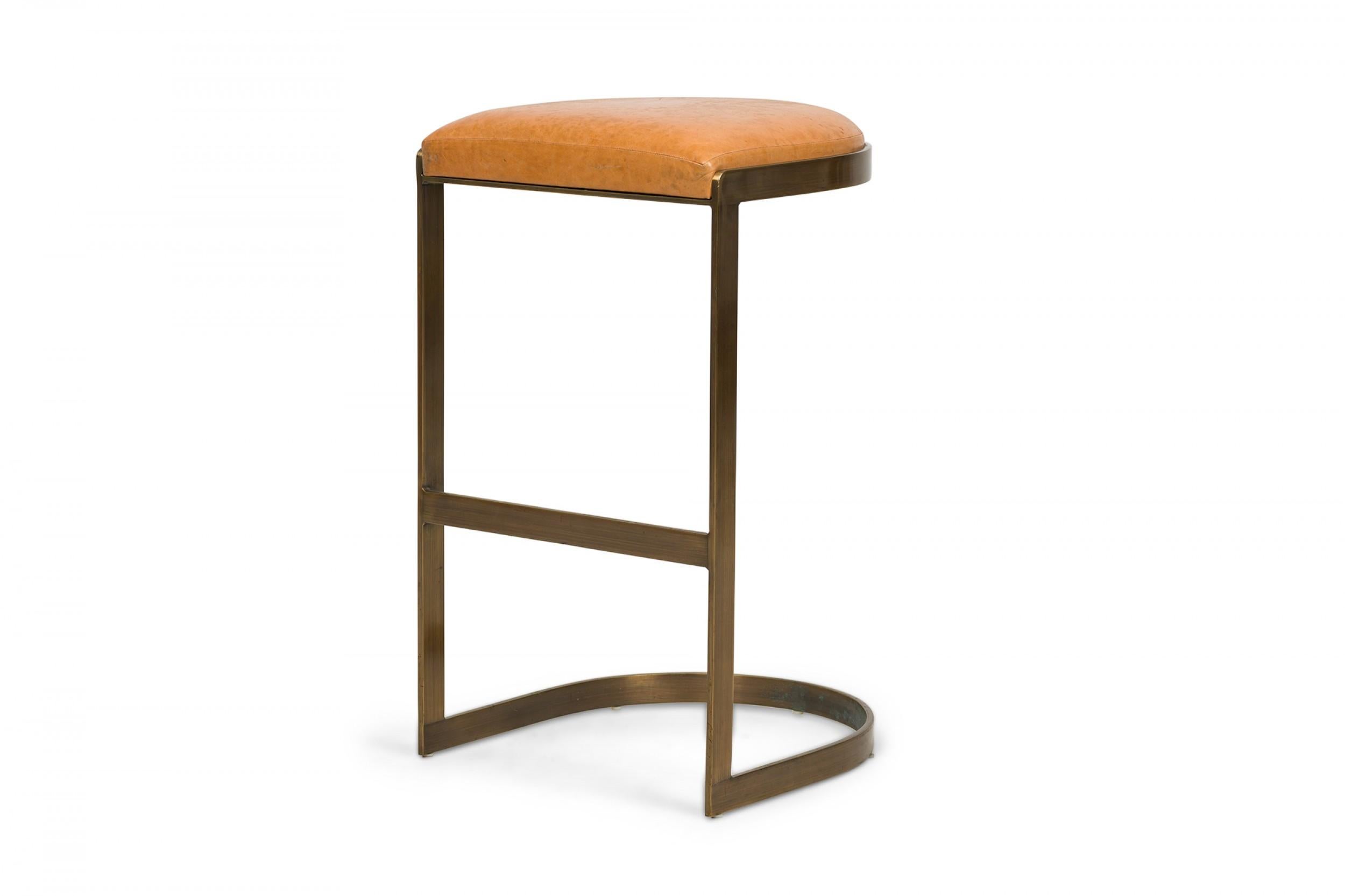 Ensemble de 4 tabourets de bar cantilever Brenton en laiton et bois brun clair tapissés de fer à cheval Bon état - En vente à Queens, NY