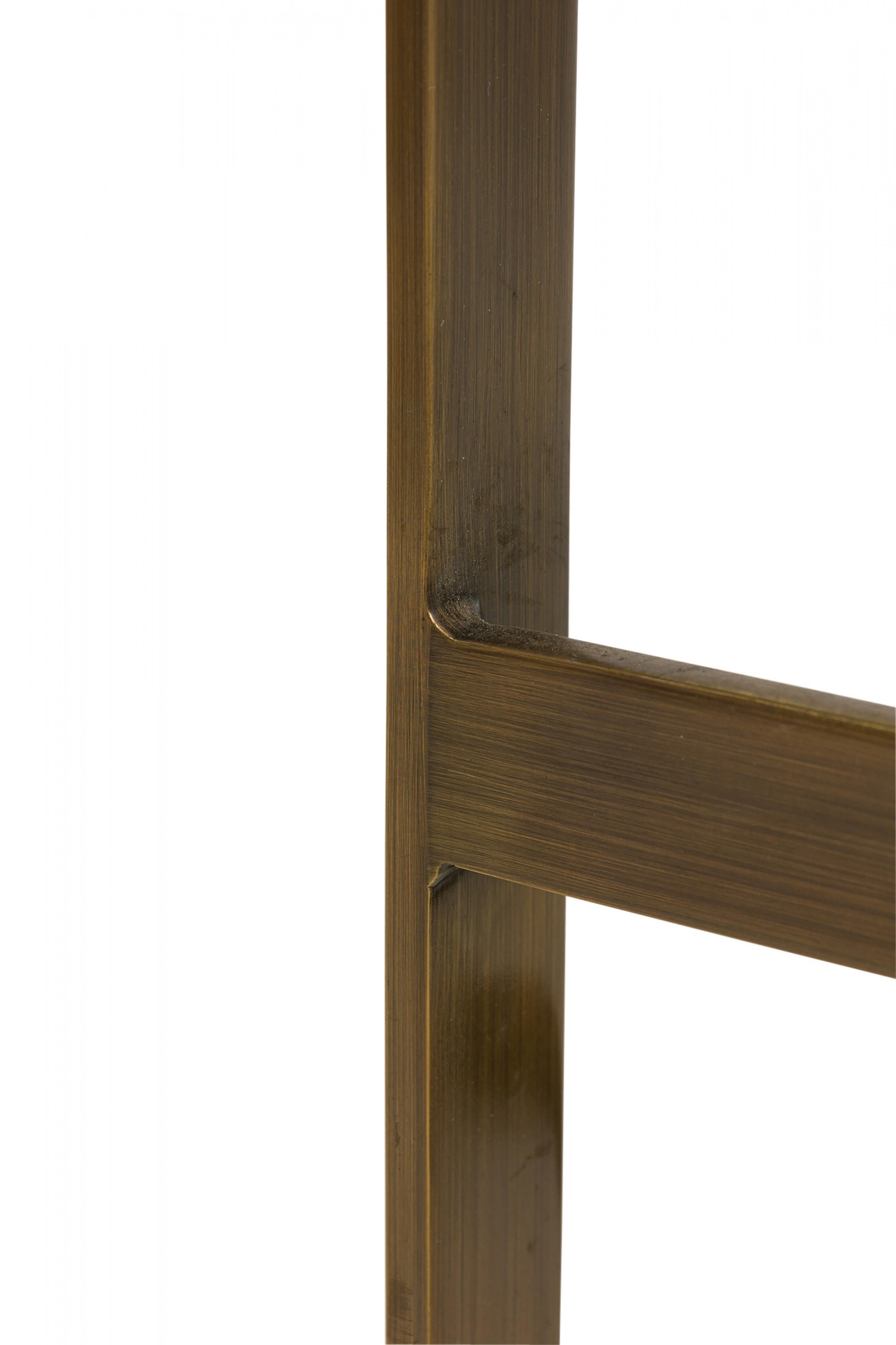 20ième siècle Ensemble de 4 tabourets de bar cantilever Brenton en laiton et bois brun clair tapissés de fer à cheval en vente