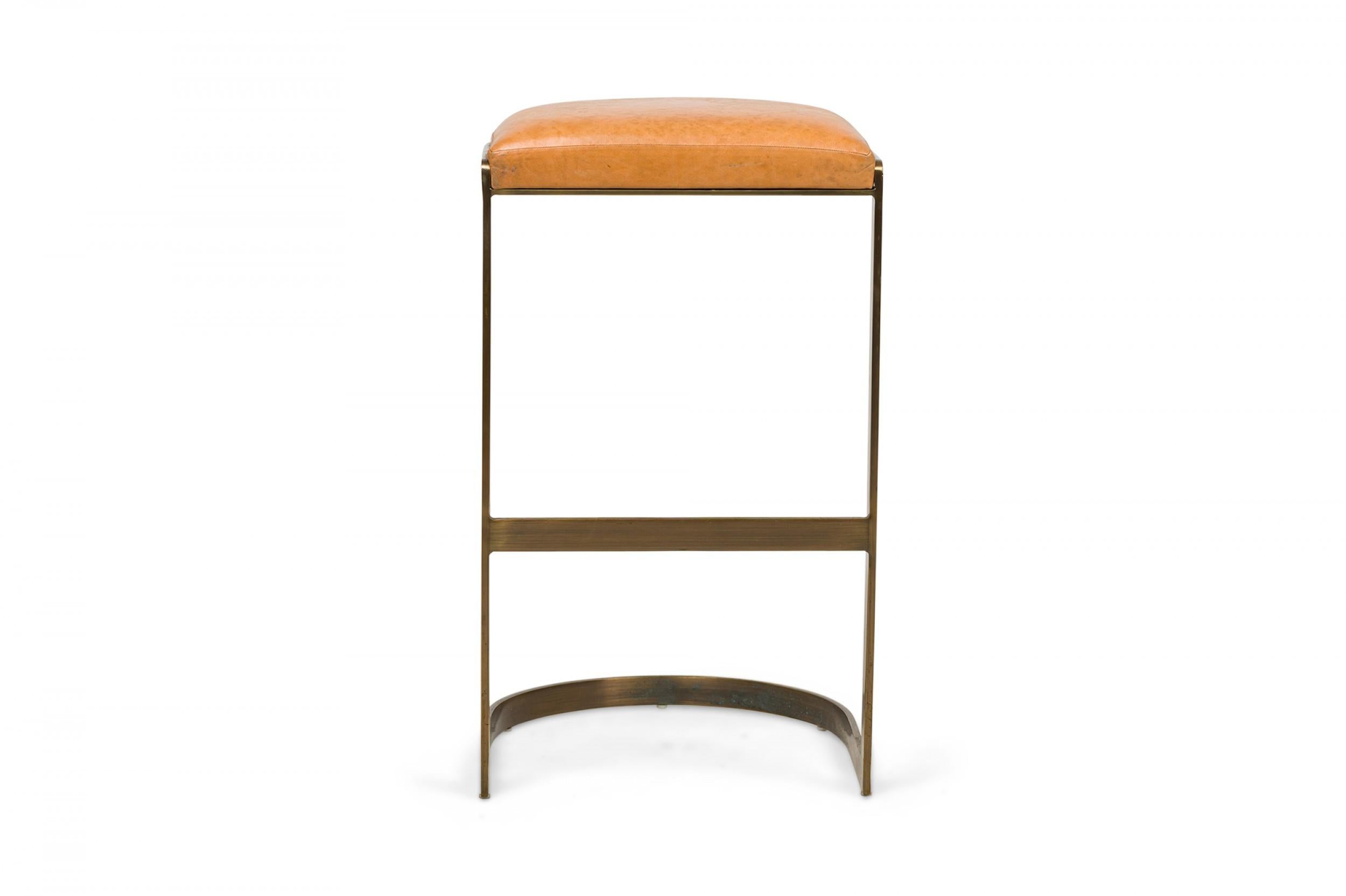 Métal Ensemble de 4 tabourets de bar cantilever Brenton en laiton et bois brun clair tapissés de fer à cheval en vente