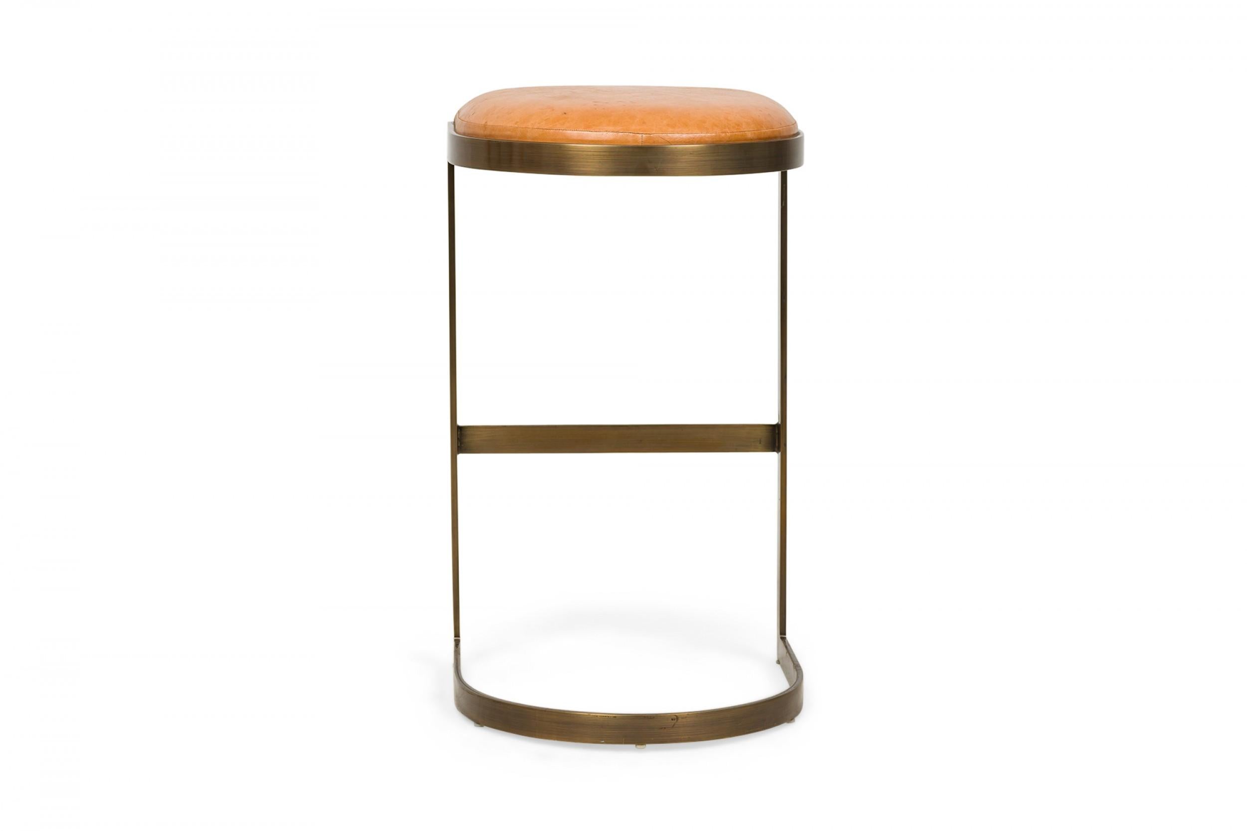 Ensemble de 4 tabourets de bar cantilever Brenton en laiton et bois brun clair tapissés de fer à cheval en vente 1