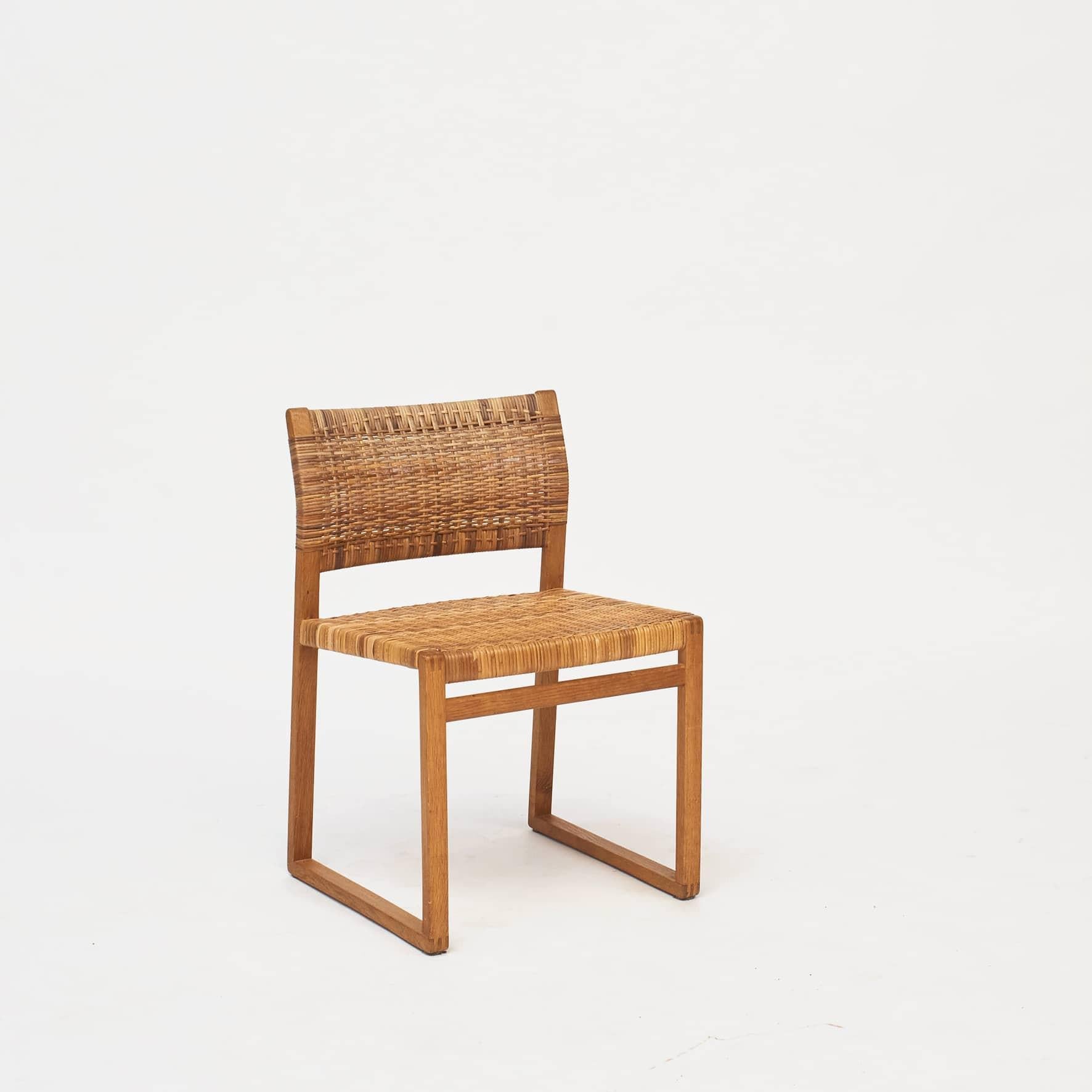 Børge Mogensen 1914-1972.
Pair of dinning chairs, model BM61.
Made of solid oak with original woven cane wicker in seat and backrest.

Designed by Børge Mogensen and manufactured by Frederica Stolefabrik in c. 1960.

Good untouched condition with a
