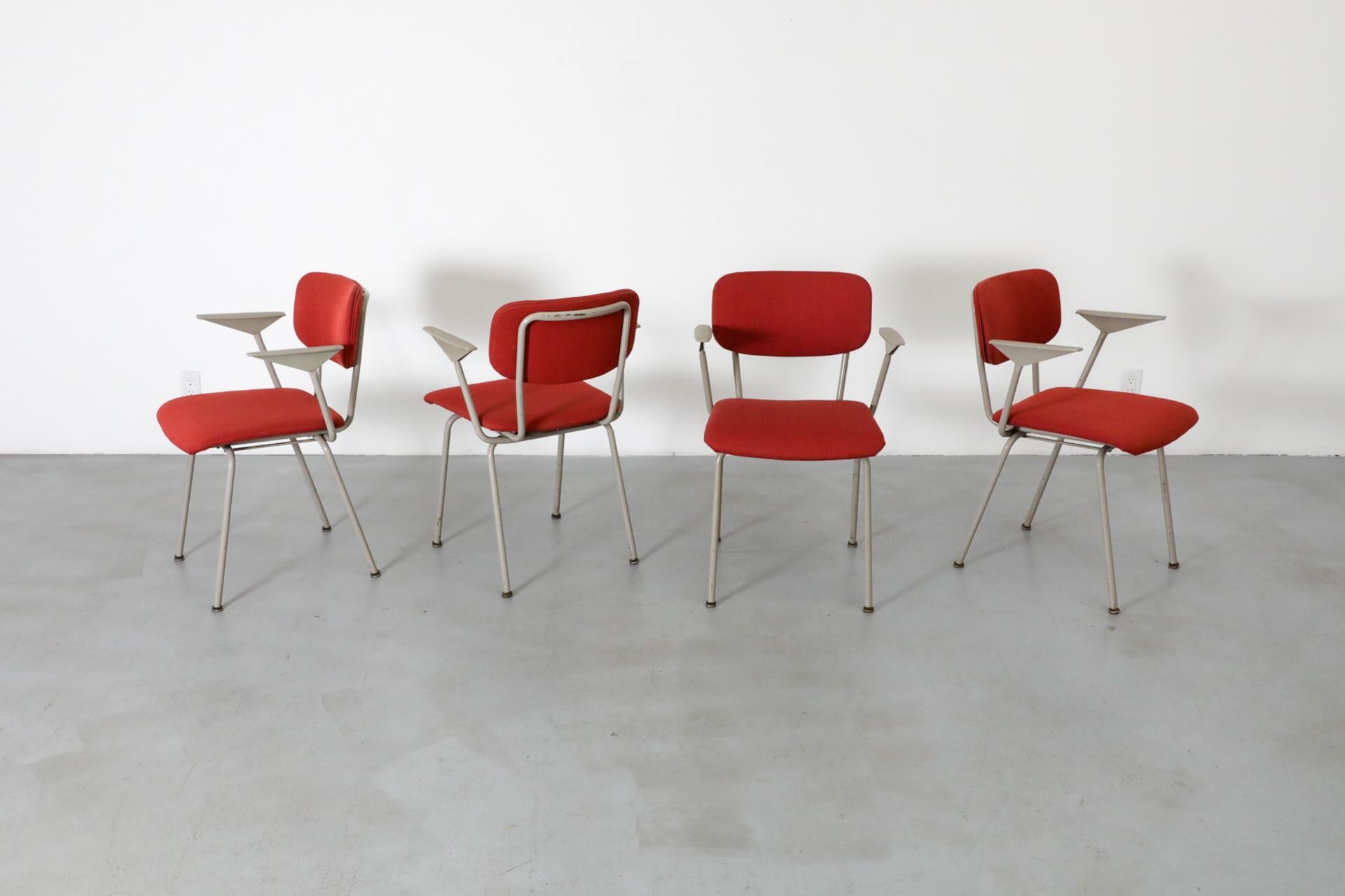 Set di 4 poltrone imbottite Ahrend de Cirkel rosso mattone con struttura grigio chiaro in vendita 2