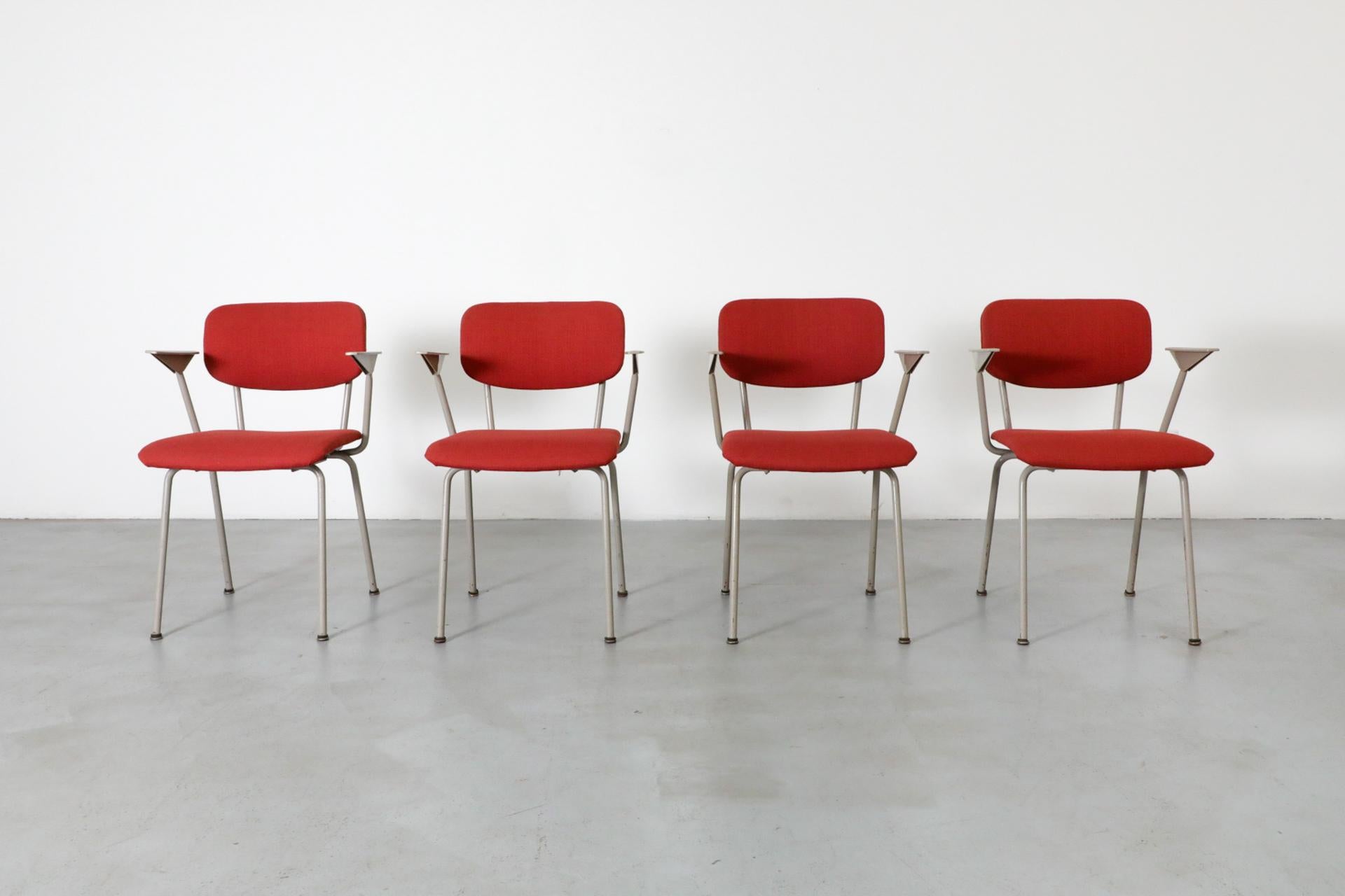 Queste sedie sono attribuite a Friso Kramer, il famoso Industrial Design olandese. Design estremamente elegante con braccioli in acrilico e strutture in metallo smaltato. Rivestito di recente in tessuto rosso mattone, come in origine. In condizioni
