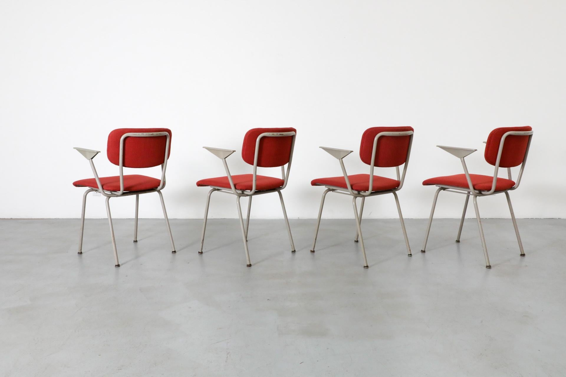 Smaltato Set di 4 poltrone imbottite Ahrend de Cirkel rosso mattone con struttura grigio chiaro in vendita