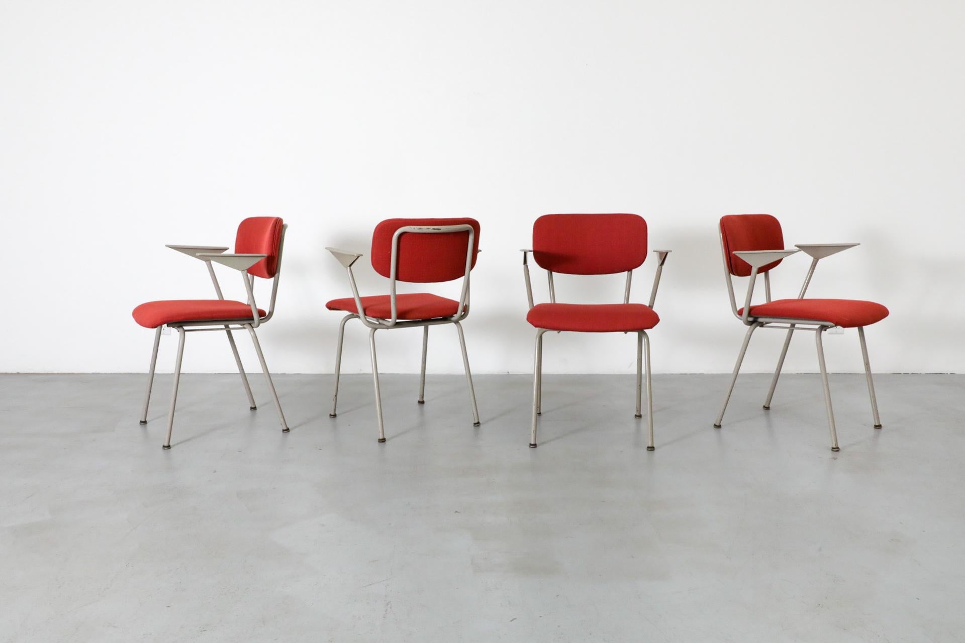 Set di 4 poltrone imbottite Ahrend de Cirkel rosso mattone con struttura grigio chiaro in vendita 1