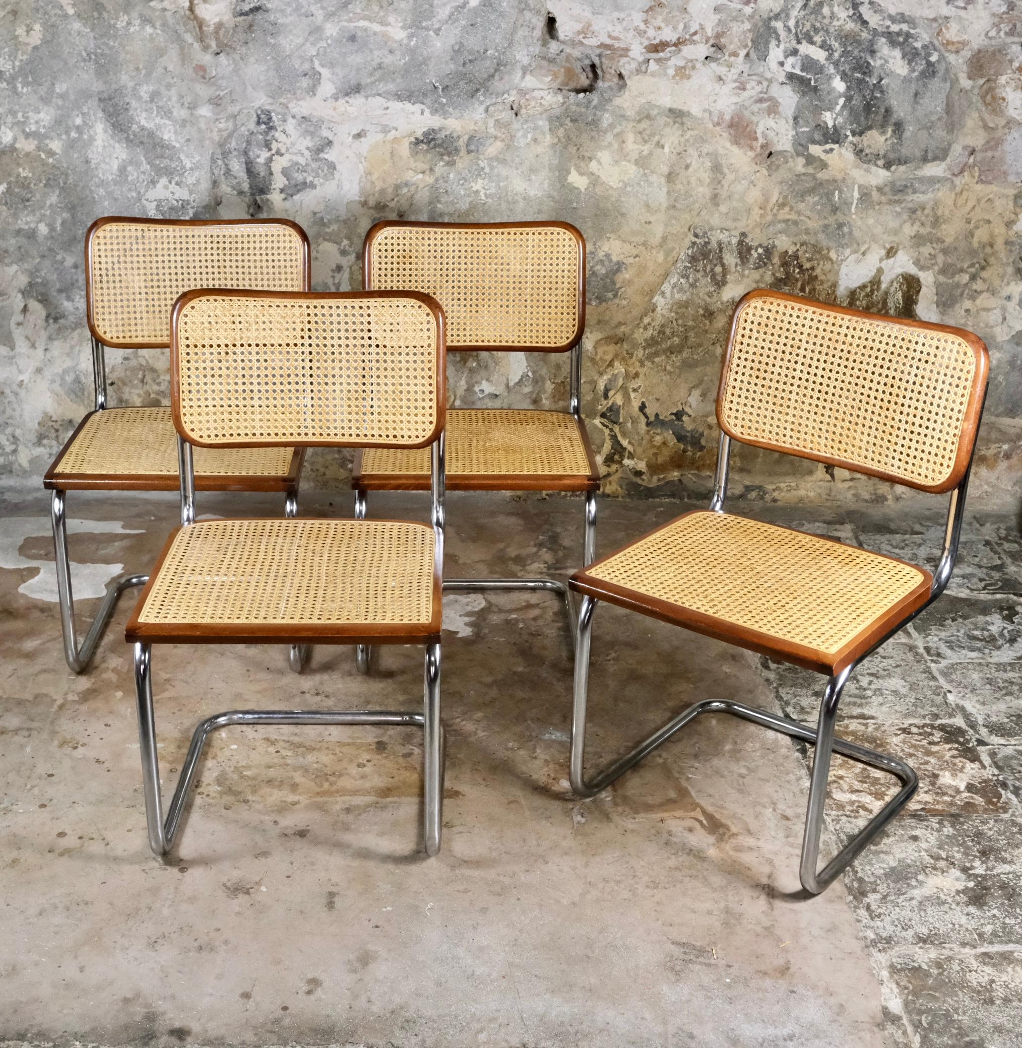 Set of 4 Cesca chairs, designed in 1928 by Marcel Breuer. Italian edition of the 1970s, in its dark brown version.
Overall good condition, few traces of time (see photos).
Made in Italy.