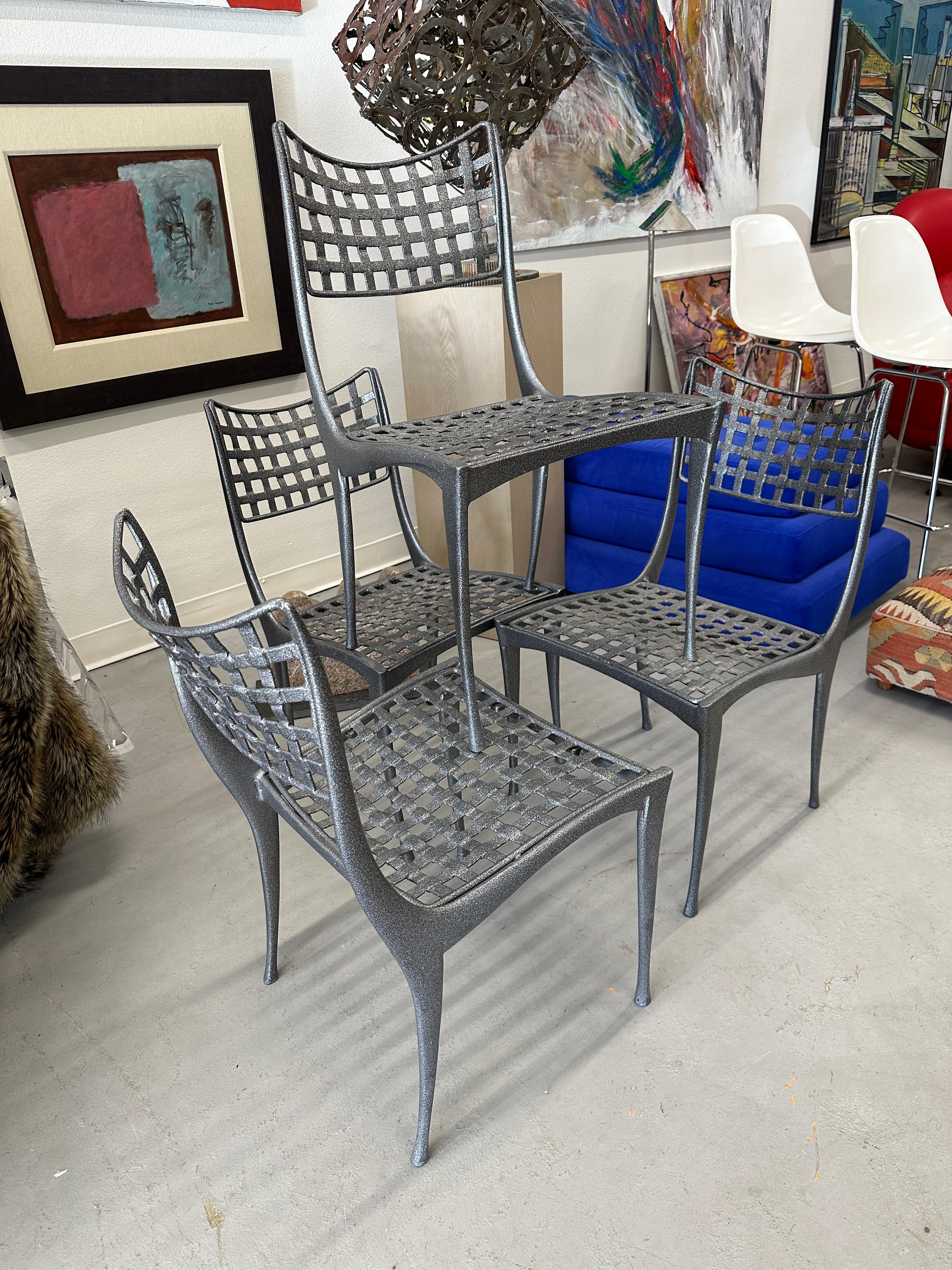 Ein schöner Satz von 4 braunen Jordanien Sol Y Luna Stühlen. Diese Gazelle-Stühle, ursprünglich von Dan Johnson in Bronze entworfen, sind einfach elegant. Die Neuauflagen von Brown Jordan sind aus Aluminium.  Wir haben diese Stühle pulverbeschichten