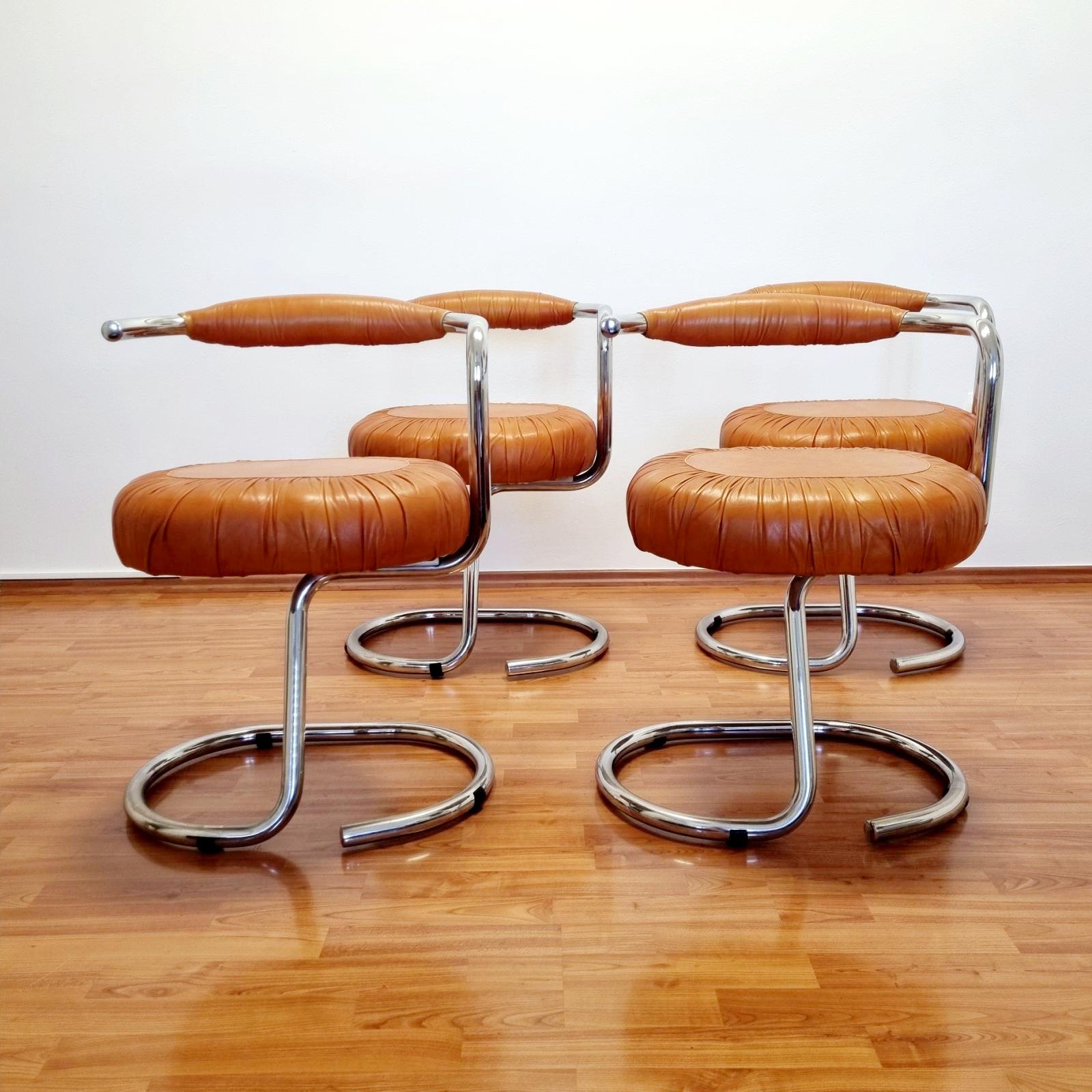 Set of 4 Cobra dining chairs, designed by Giotto Stoppino. Made in Italy in the 70.
The set is in excellent condition.
Rare color of the leather

