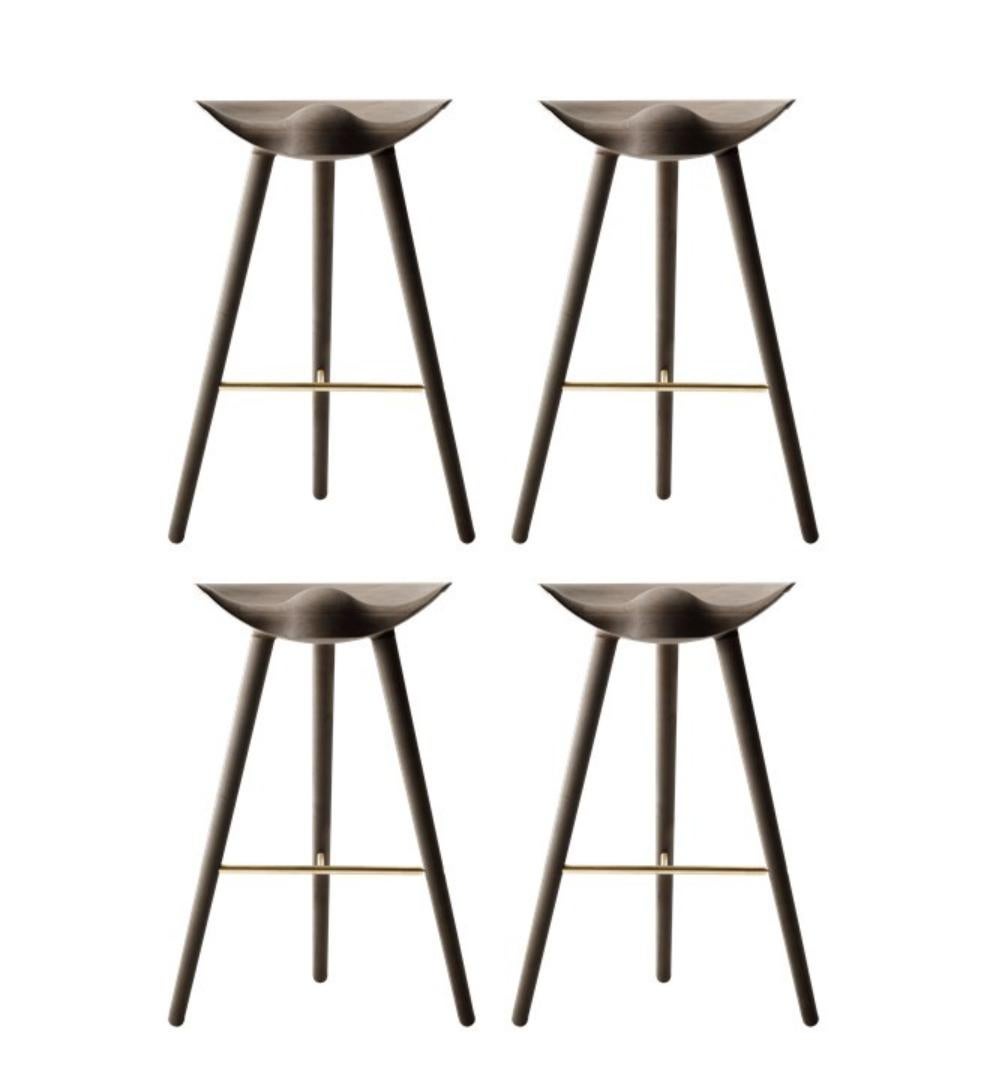 Set di 4 sgabelli da bar ML 42 in rovere marrone e ottone di By Lassen.
Dimensioni: H. 77 x L. 36 x L. 55,5 cm.
Materiali : Oak, Ottone.

Nel 1942 Mogens Lassen progettò lo sgabello ML42 come pezzo per una mostra di mobili tenutasi al Museo danese
