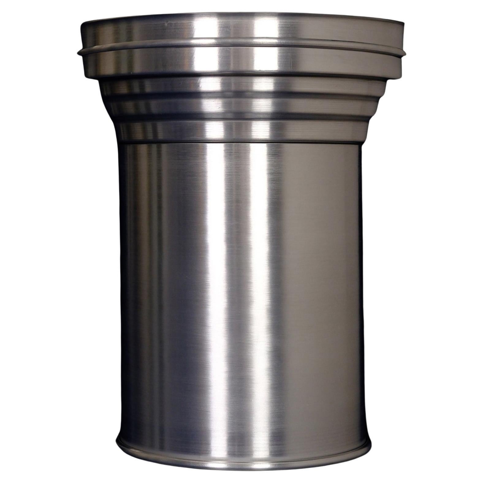 Set di 4 - Realizzato in Italia, questo tavolino in alluminio spazzolato presenta una forma scultorea ispirata al capitello che unisce eleganza minimalista e fascino contemporaneo. Le sue linee pulite e la finitura satinata la rendono una soluzione