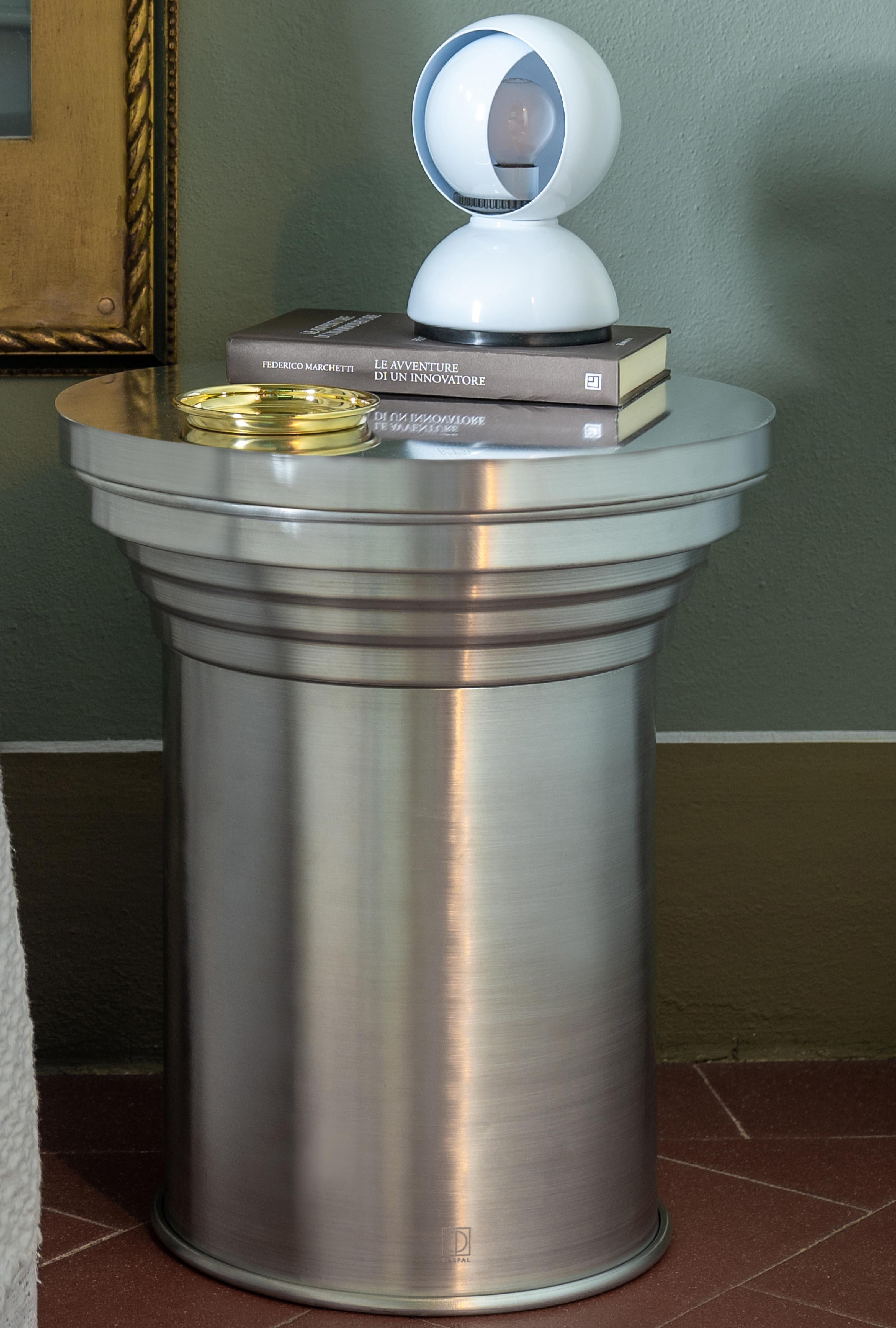 Minimalismo Set di 4 tavolini Capitello in alluminio spazzolato, design minimalista italiano, anni 2020 in vendita