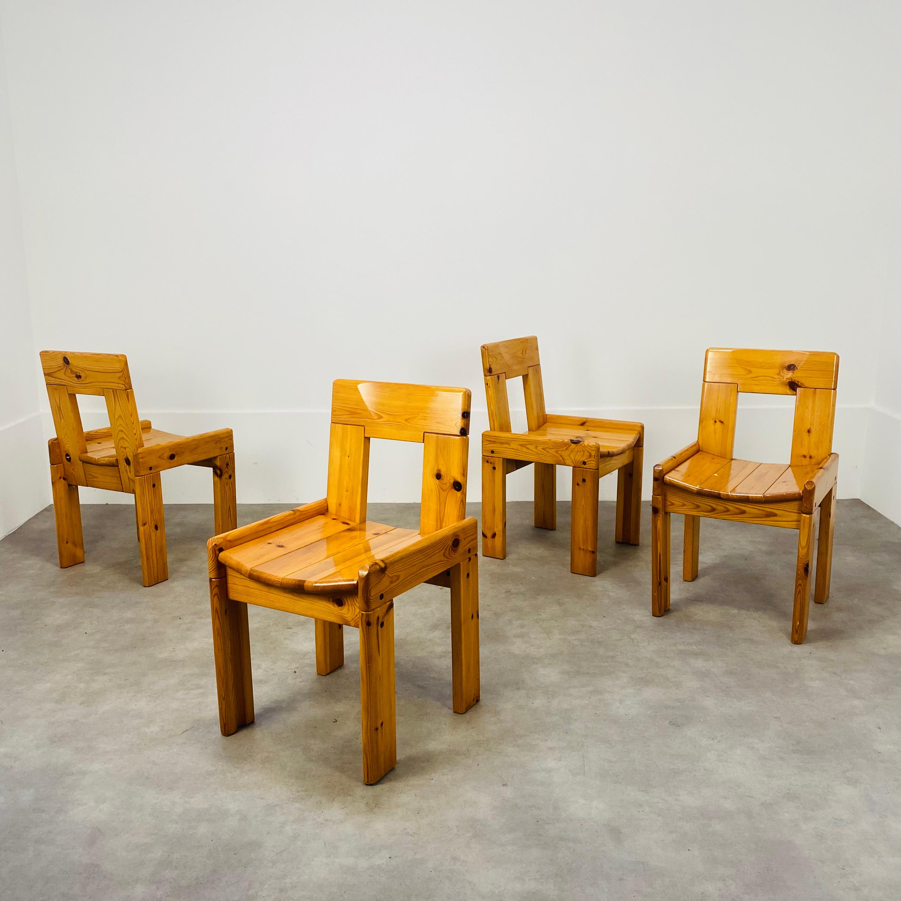 Ensemble de quatre chaises brutalistes conçues par Silvio Coppola pour Roche Bobois, France, dans les années 1970. Ils sont en bois de pin massif. 
Ils sont en bon état, usure conforme à l'âge et à l'utilisation, légères éraflures mais reste stable