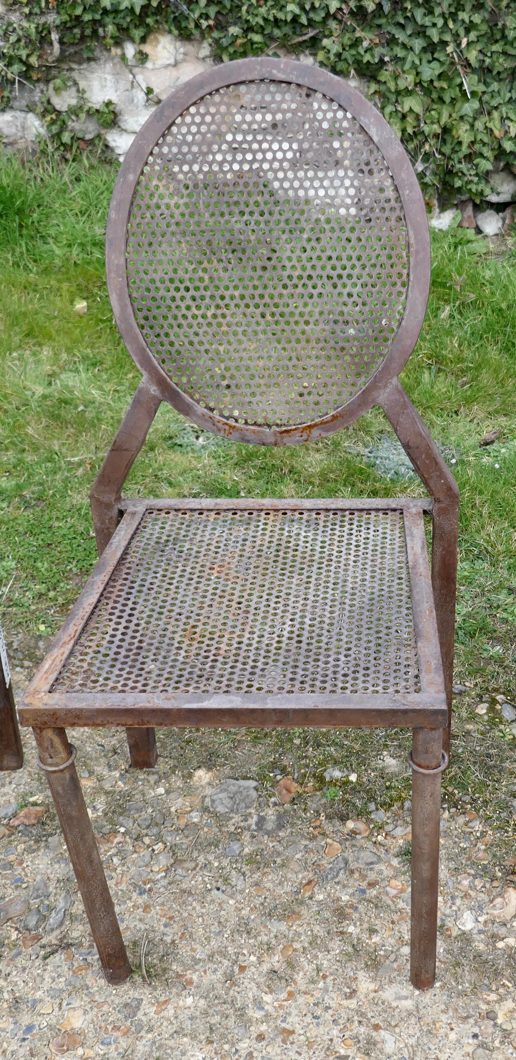 Fer Ensemble de 4 chaises de salle à manger empilables en fer brutaliste en vente