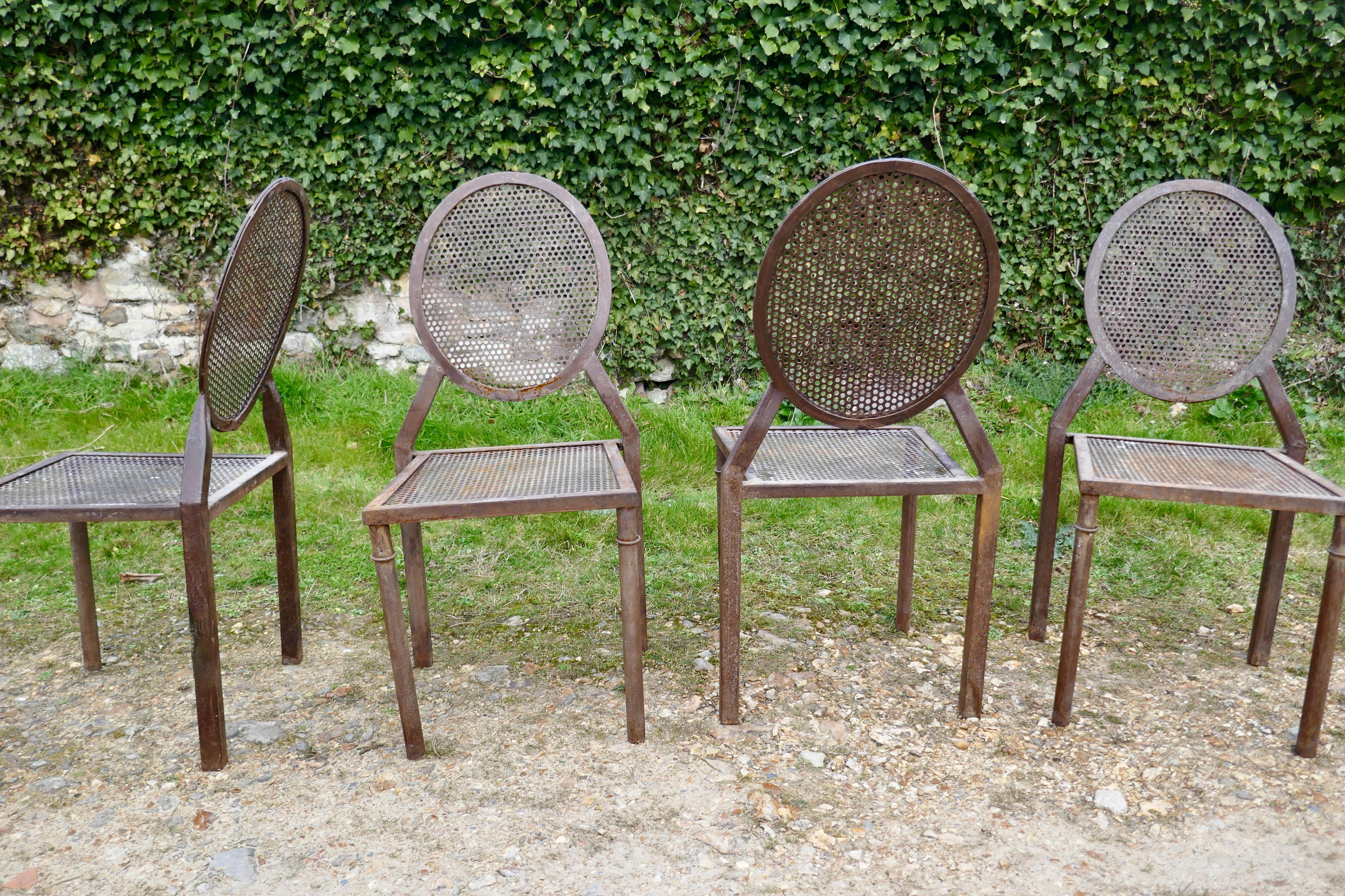 Ensemble de 4 chaises de salle à manger empilables en fer brutaliste en vente 1