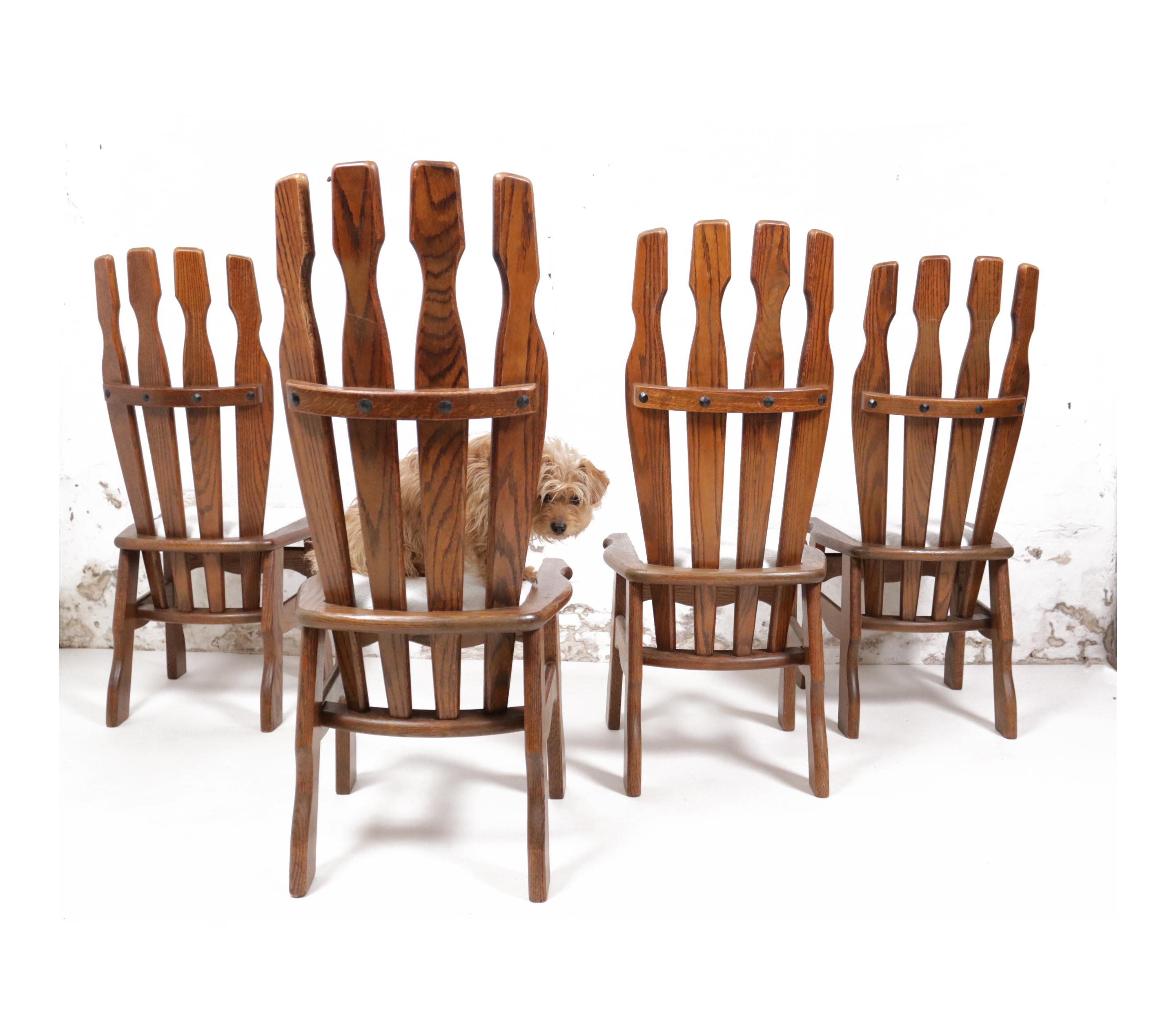 Diese Stühle haben ein einzigartiges und ausgeprägtes Design, das für die 1970er Jahre charakteristisch ist. Sie werden aus Eichenholz gefertigt und sind langlebig und robust gebaut. Die Wahl des Bouclé-Stoffes für die Neupolsterung sorgt für ein