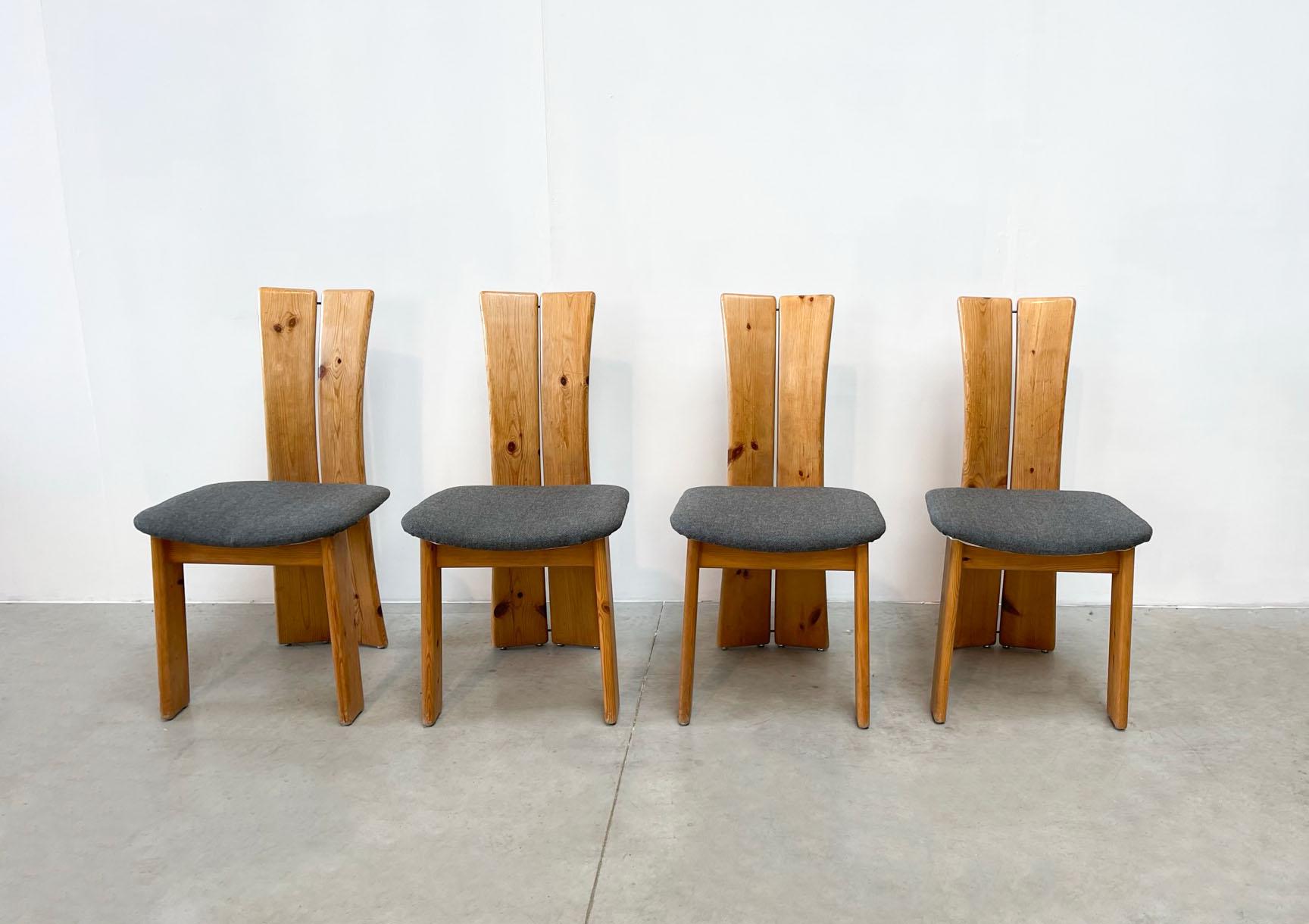 set of 4 brutalist oak chairs
Lovely set of four dining chairs with a gorgeaous oak frame. These chairs are very solid and have been reupholstred. 

 

The chairs are from an unkown manufacturer but absolutly lovely! They were probably made in
