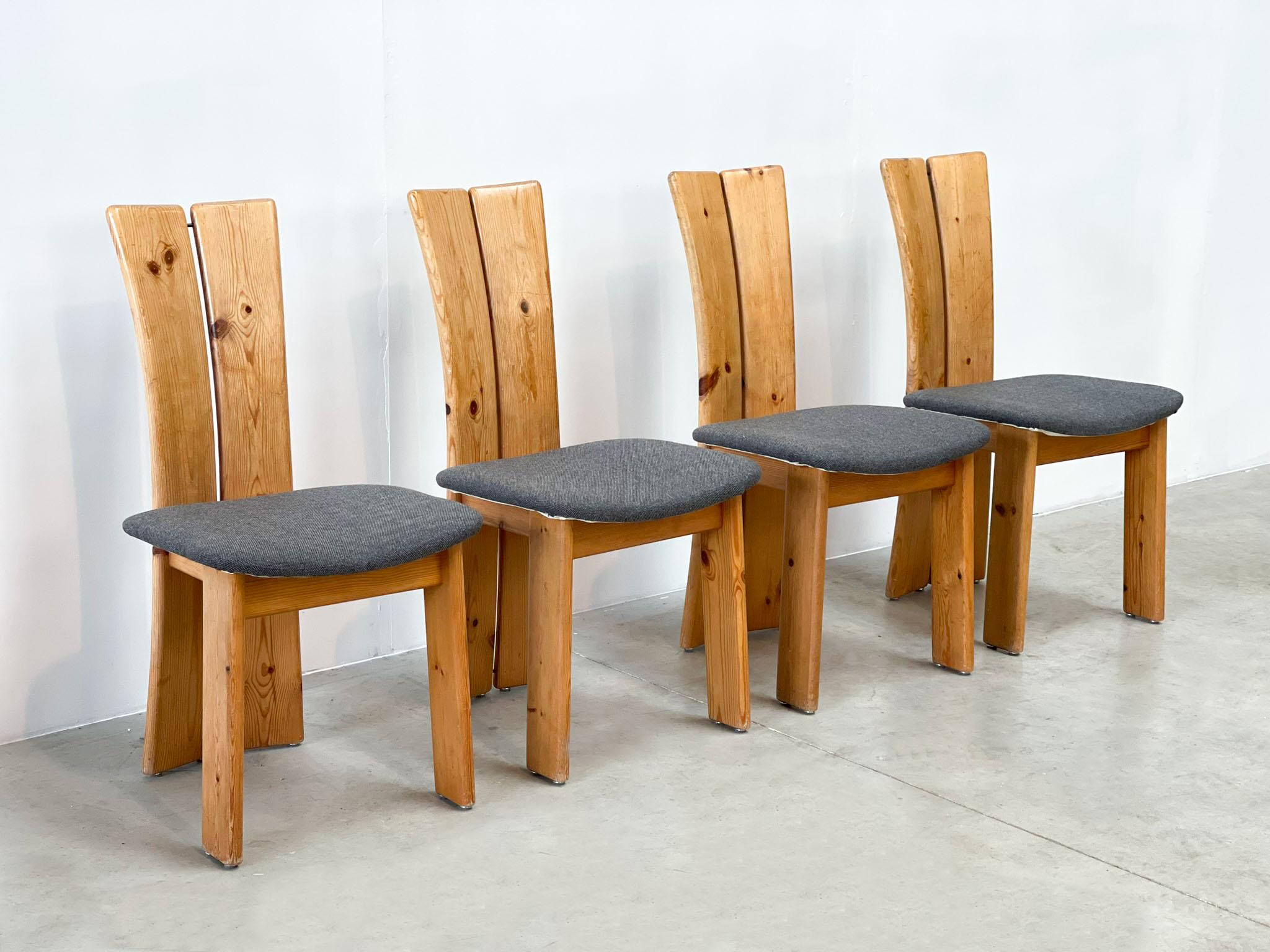 Set of 4 Brutalist Oak Chairs In Good Condition For Sale In Nijlen, VAN