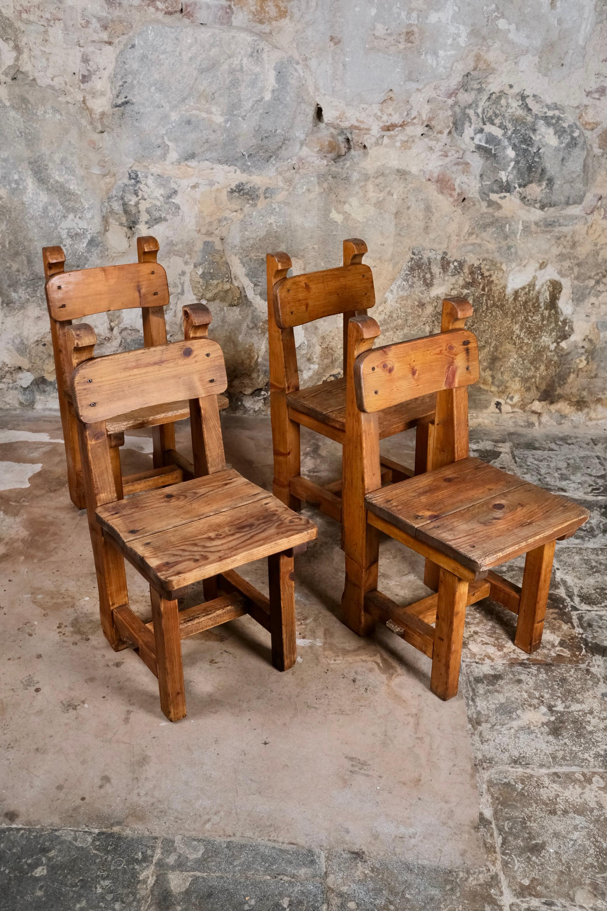 Set di 4 sedie brutaliste in legno di pino, in stile Folk Art, realizzate su misura da un ebanista in Italia negli anni Sessanta.
Belli i dettagli della realizzazione e i tagli del Wood.
Un'aria da Riccioli d'oro e i tre orsi a casa tua.
Robusto,